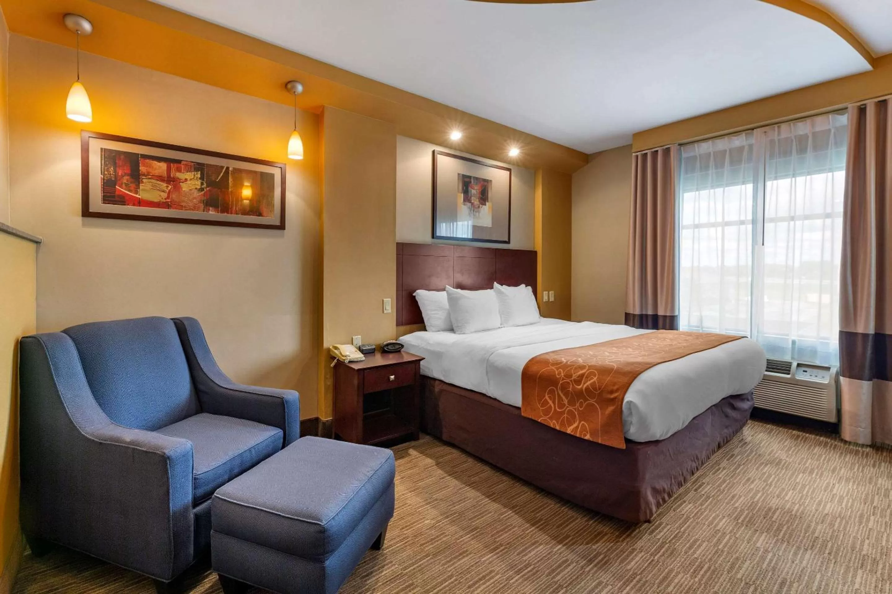 Bedroom, Bed in Comfort Suites Perrysburg - Toledo South
