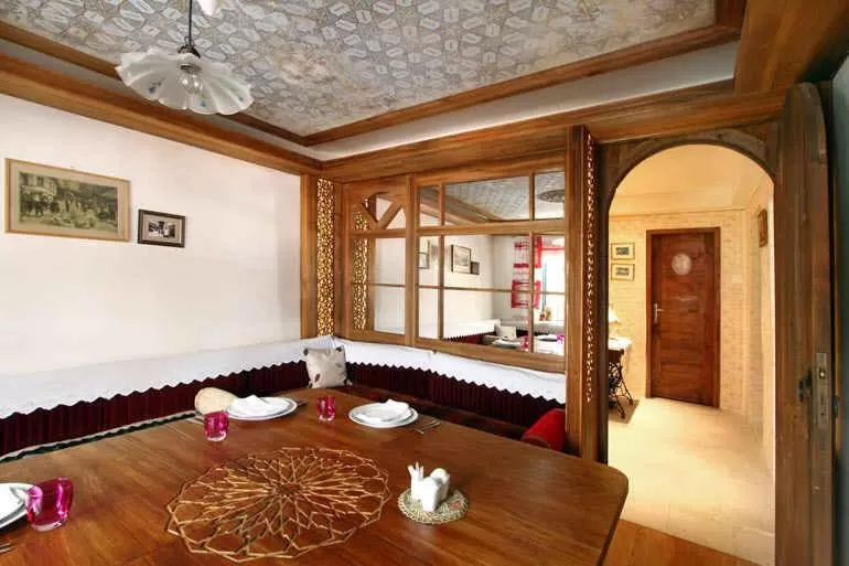 Restaurant/places to eat in Rooms Kibe Mahala