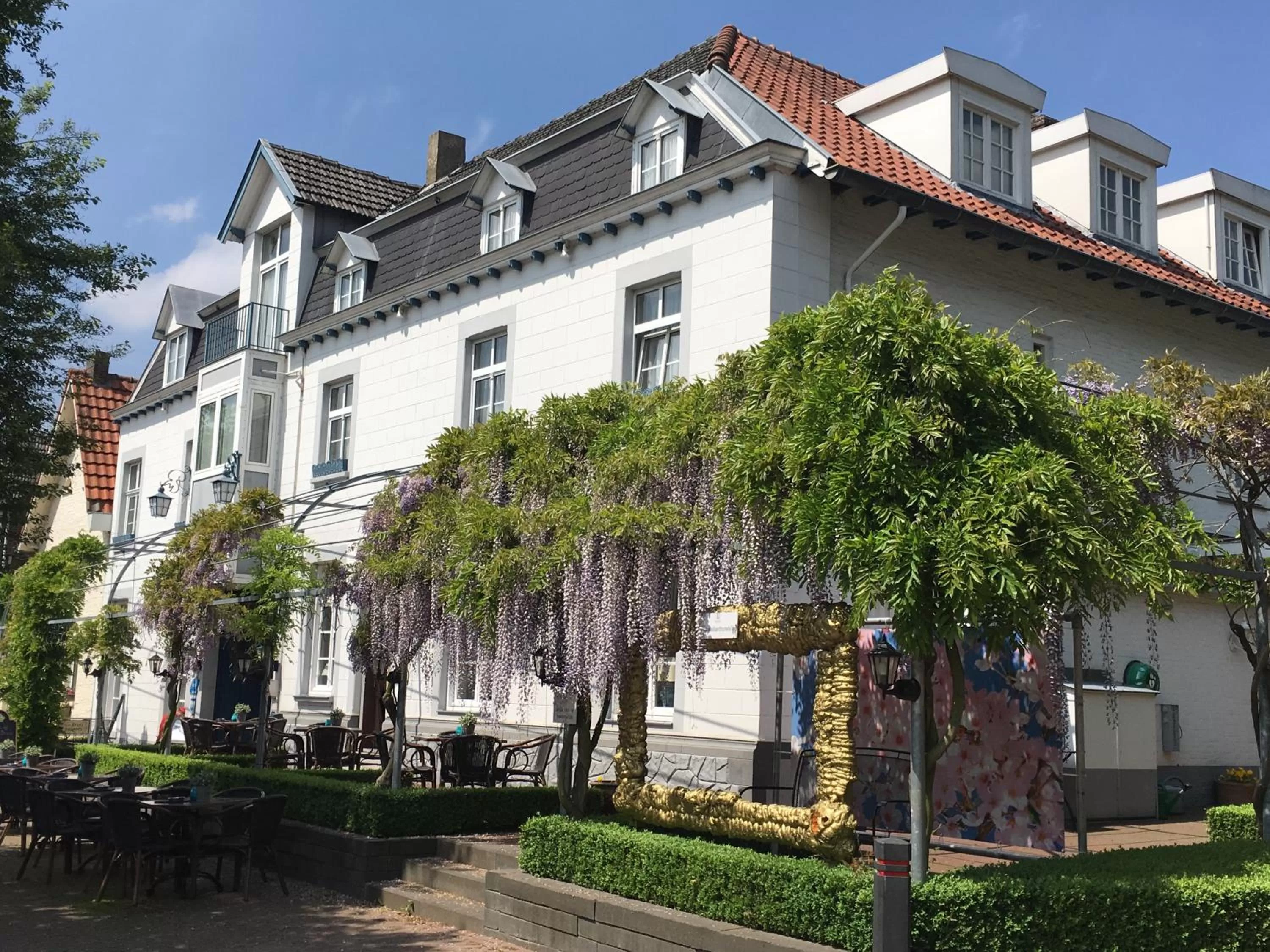 Facade/entrance in Hotel Brull
