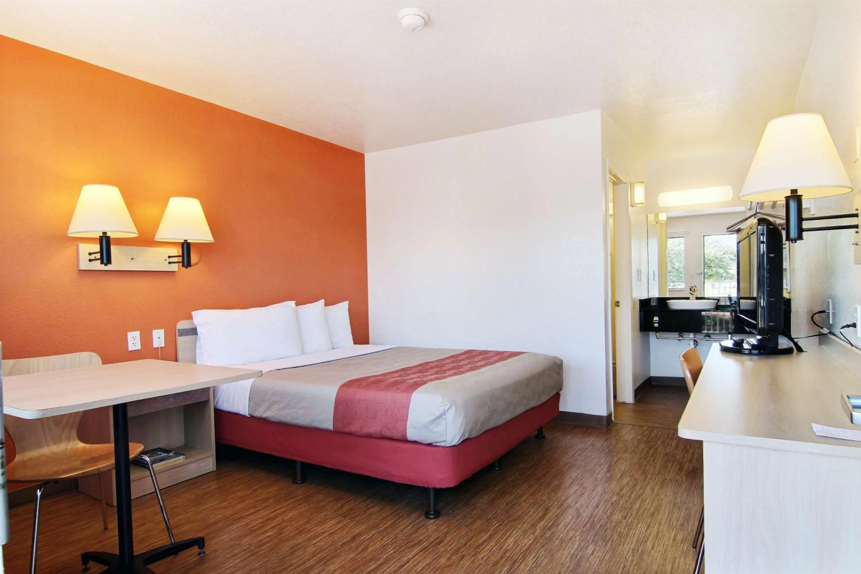 TV and multimedia, Bed in Motel 6-San Angelo, TX