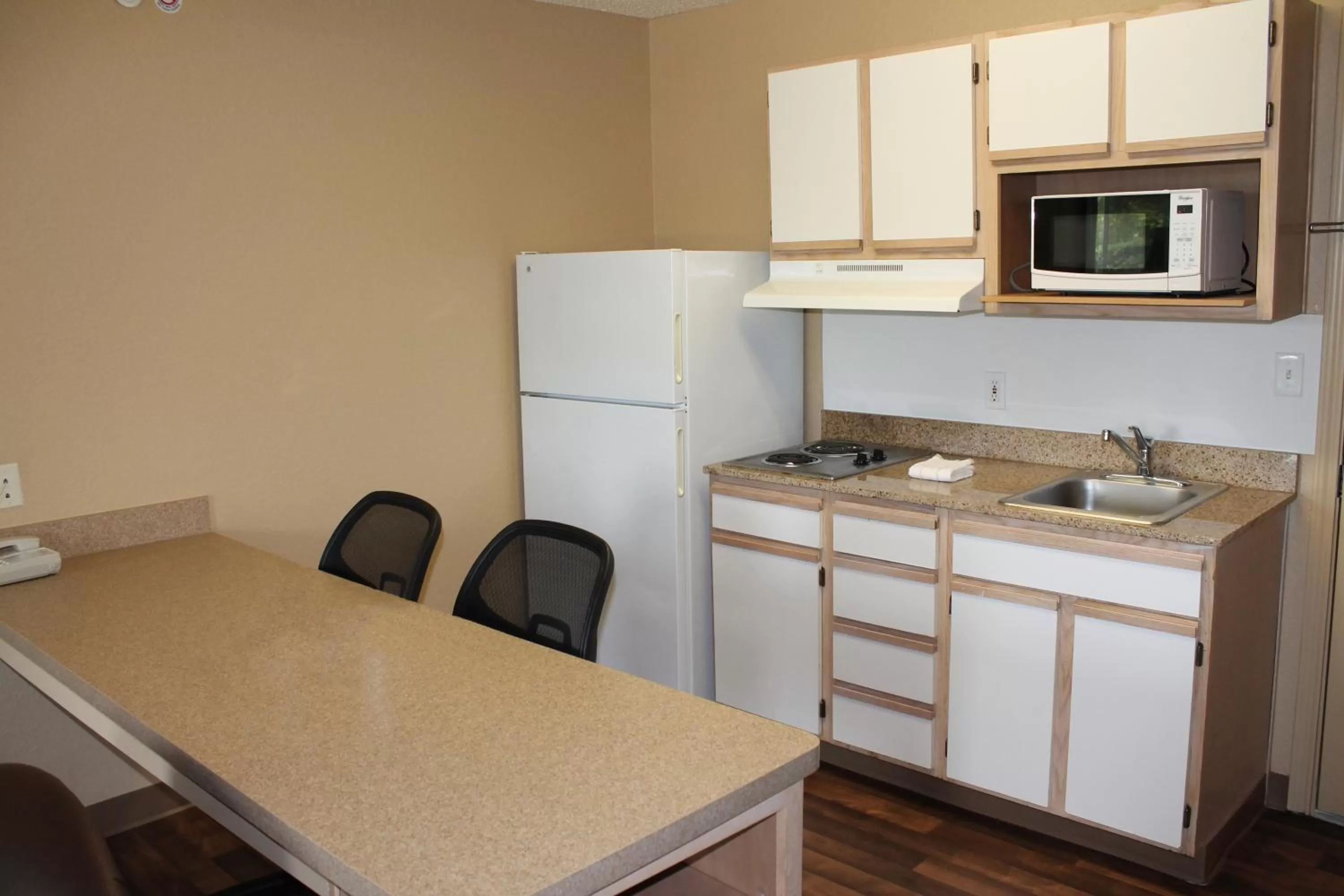 Kitchen or kitchenette in Extended Stay America Suites - Houston - Katy Freeway - Energy Corridor