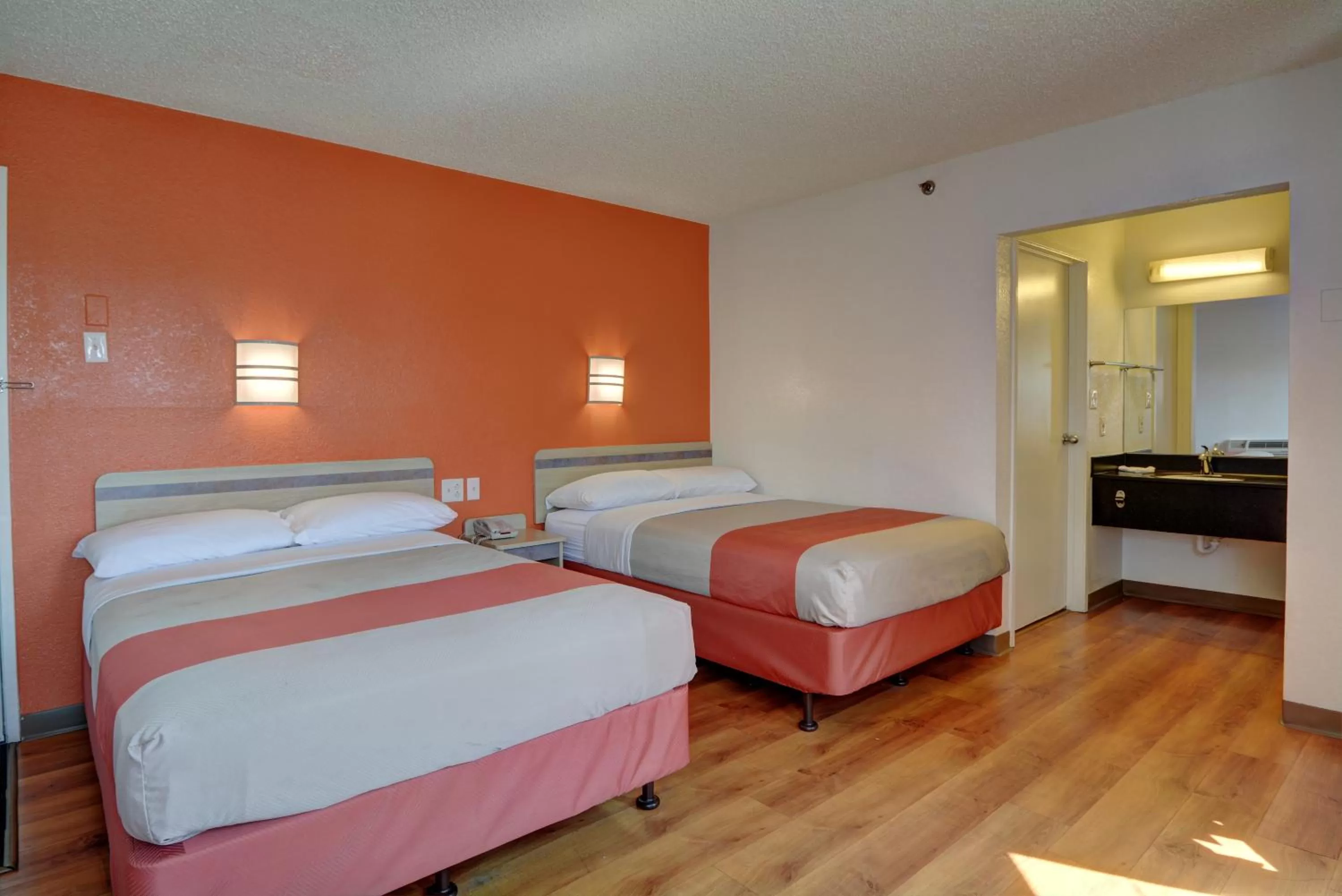 Bedroom, Bed in Motel 6-Wethersfield, CT - Hartford