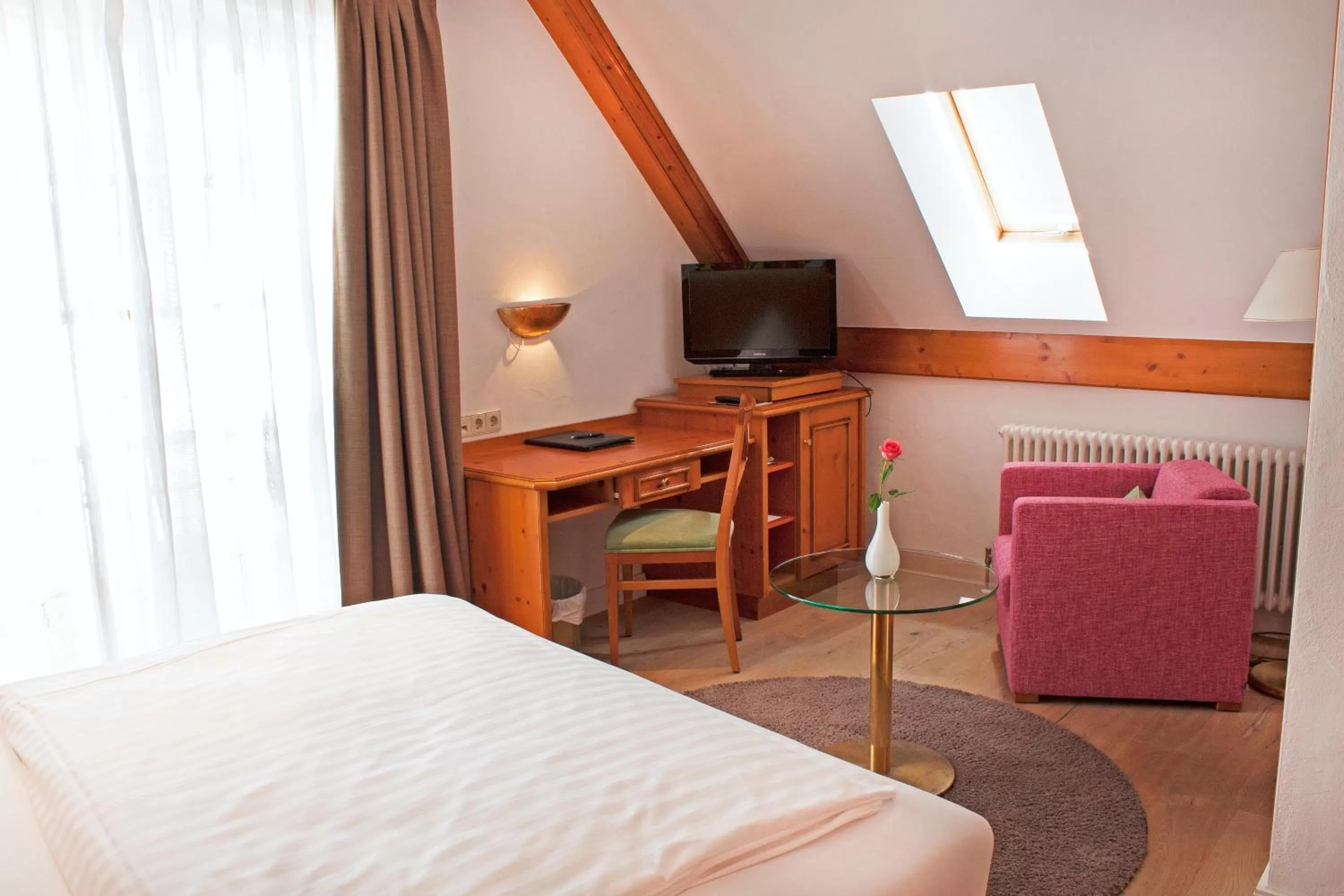 Photo of the whole room, Bed in Hotel Bayerischer Hof