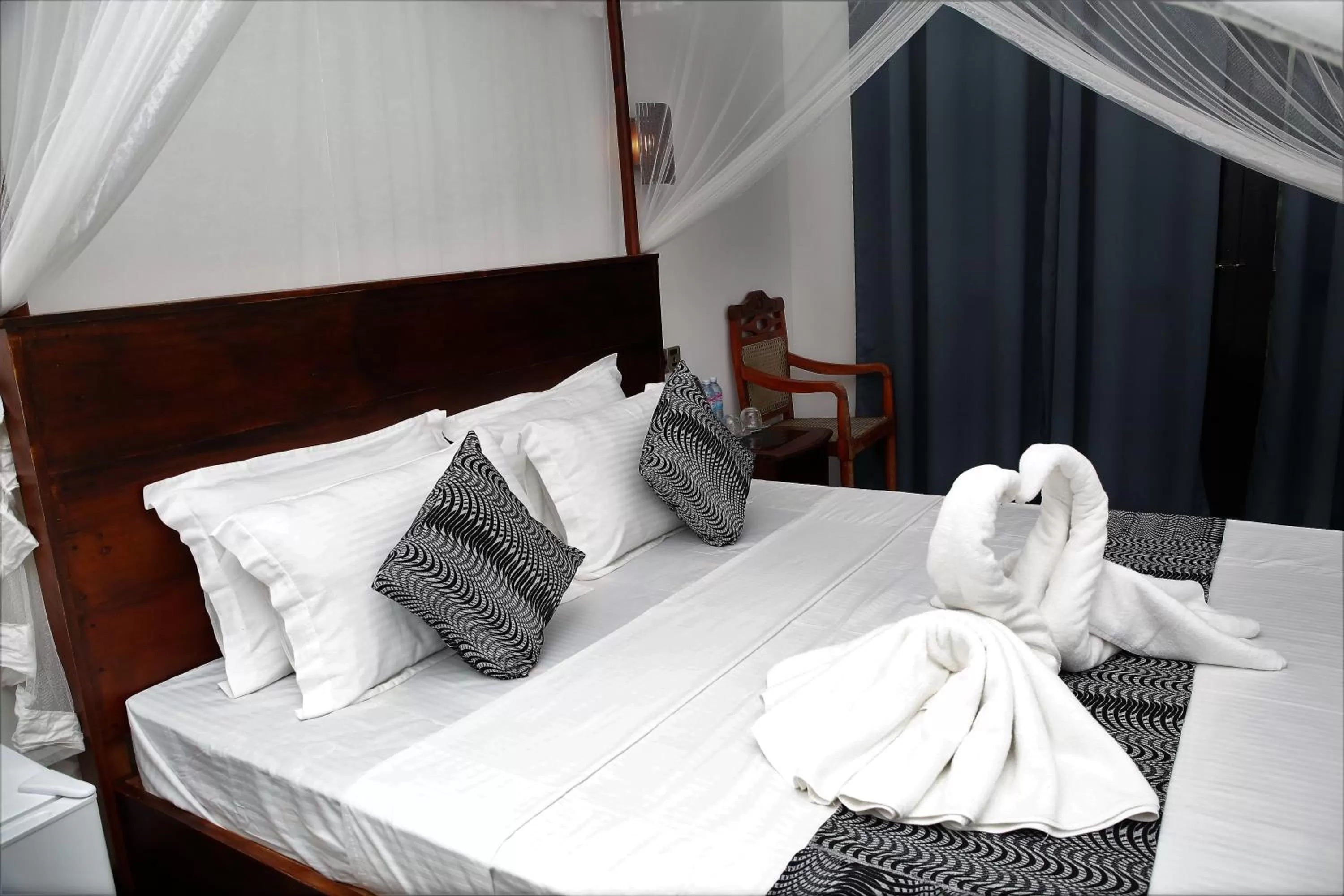 Bedroom, Bed in Sky Mountain Café with seaview