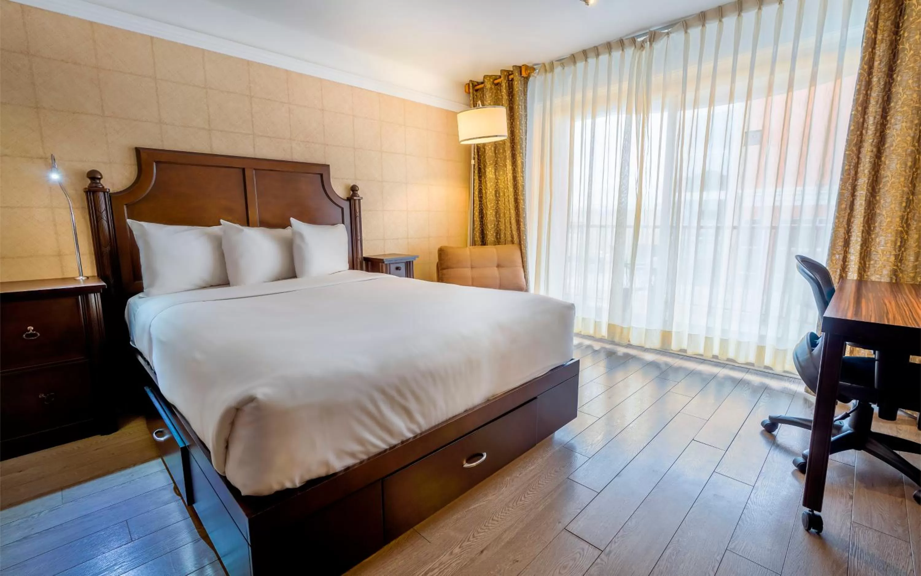 Queen Room in L'Hôtel Québec par JARO
