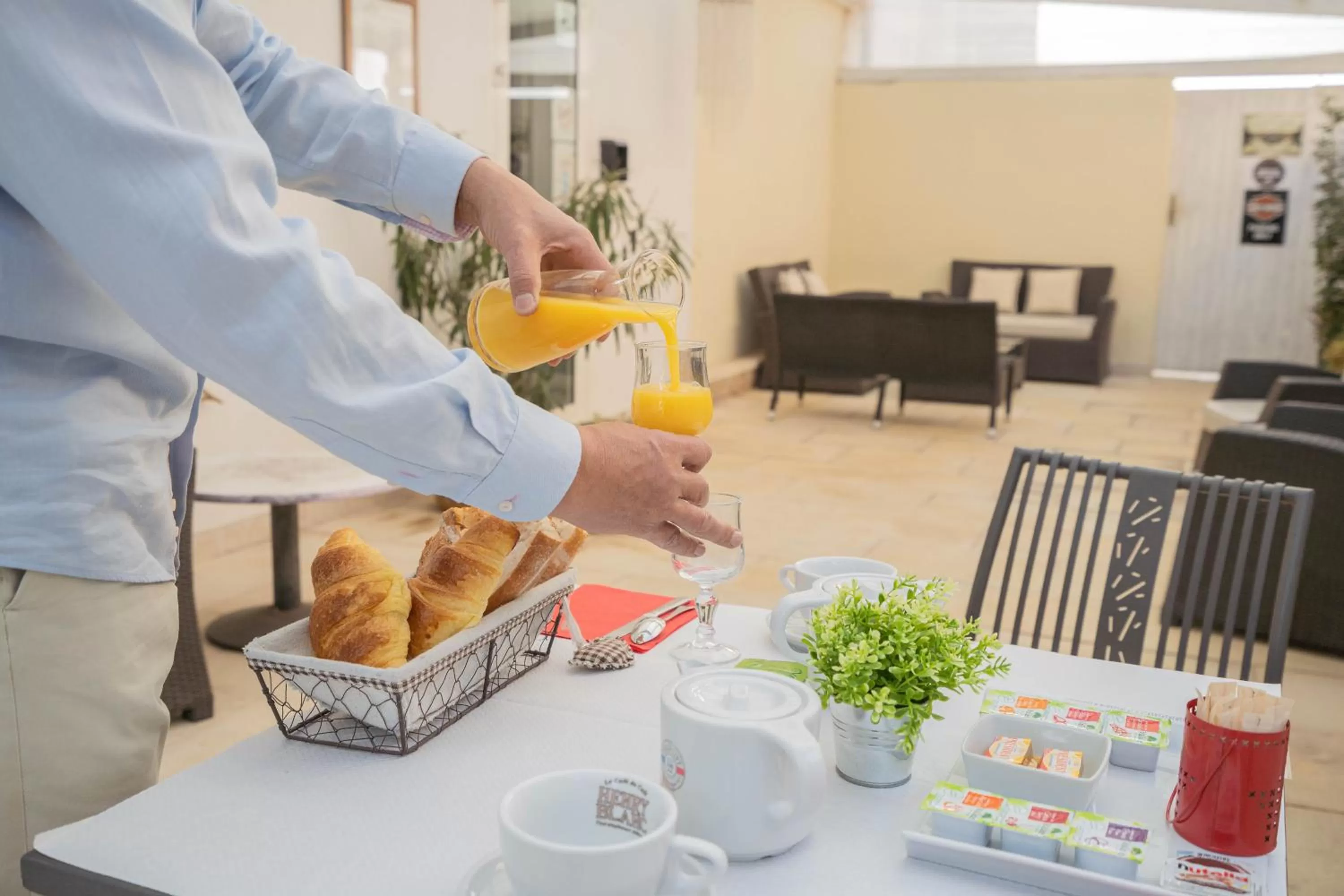 Continental breakfast in Hôtel Le Méditerranée
