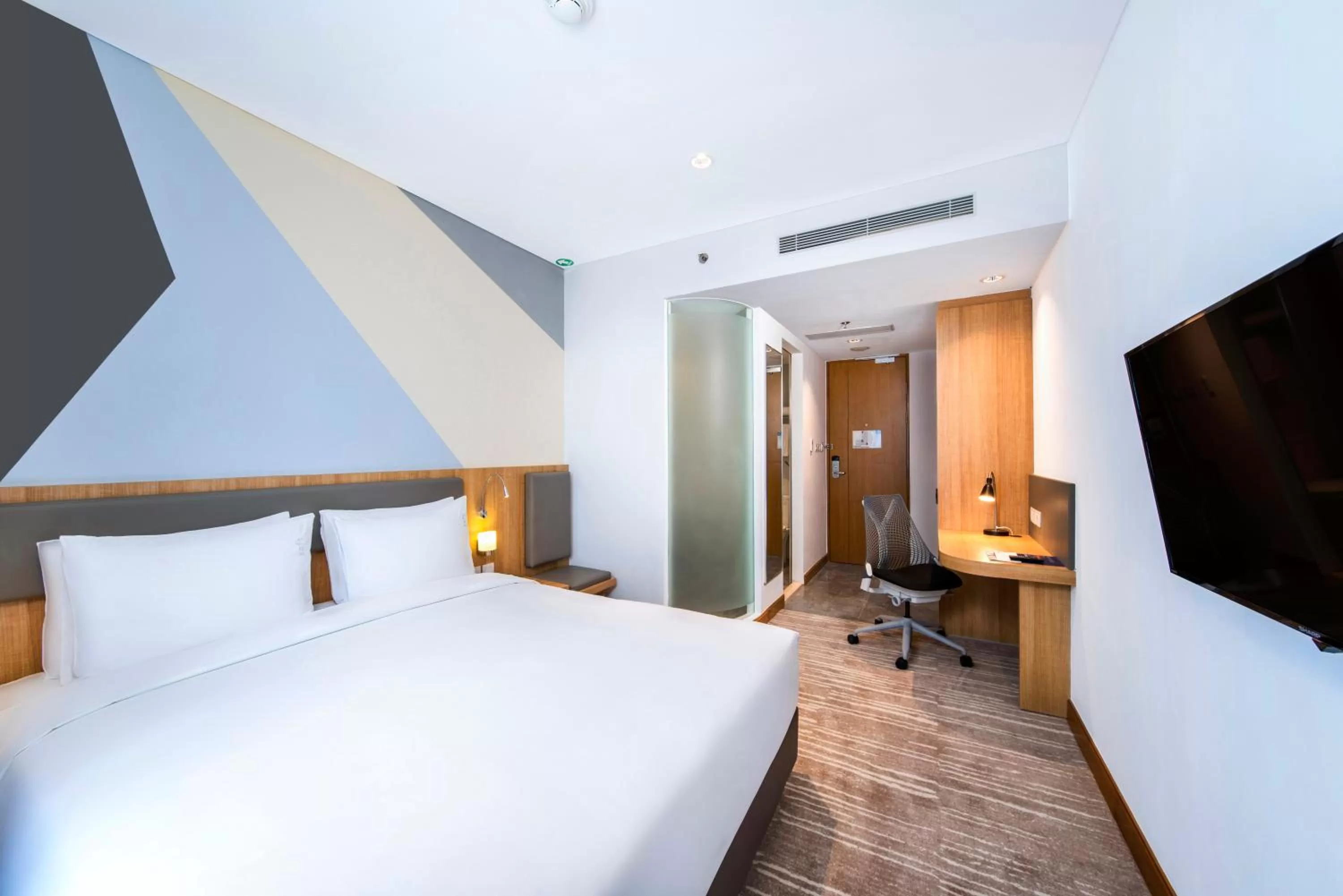 Bedroom, Bed in Holiday Inn Express Jakarta Matraman by IHG