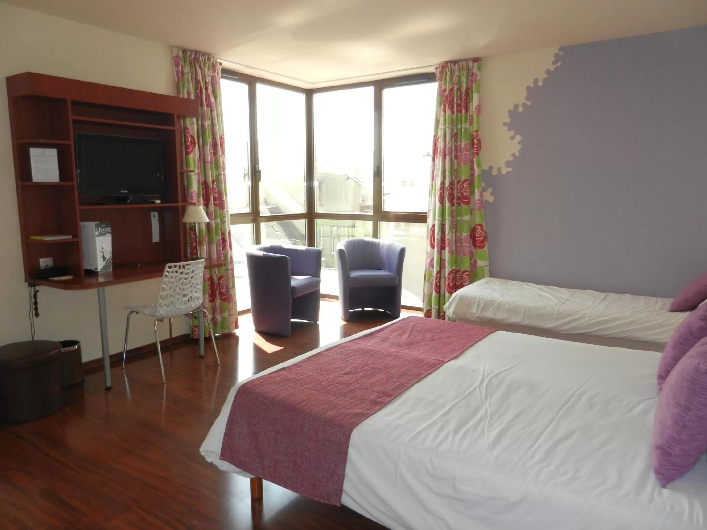 Photo of the whole room, Bed in L'HÔTEL de CHARTRES