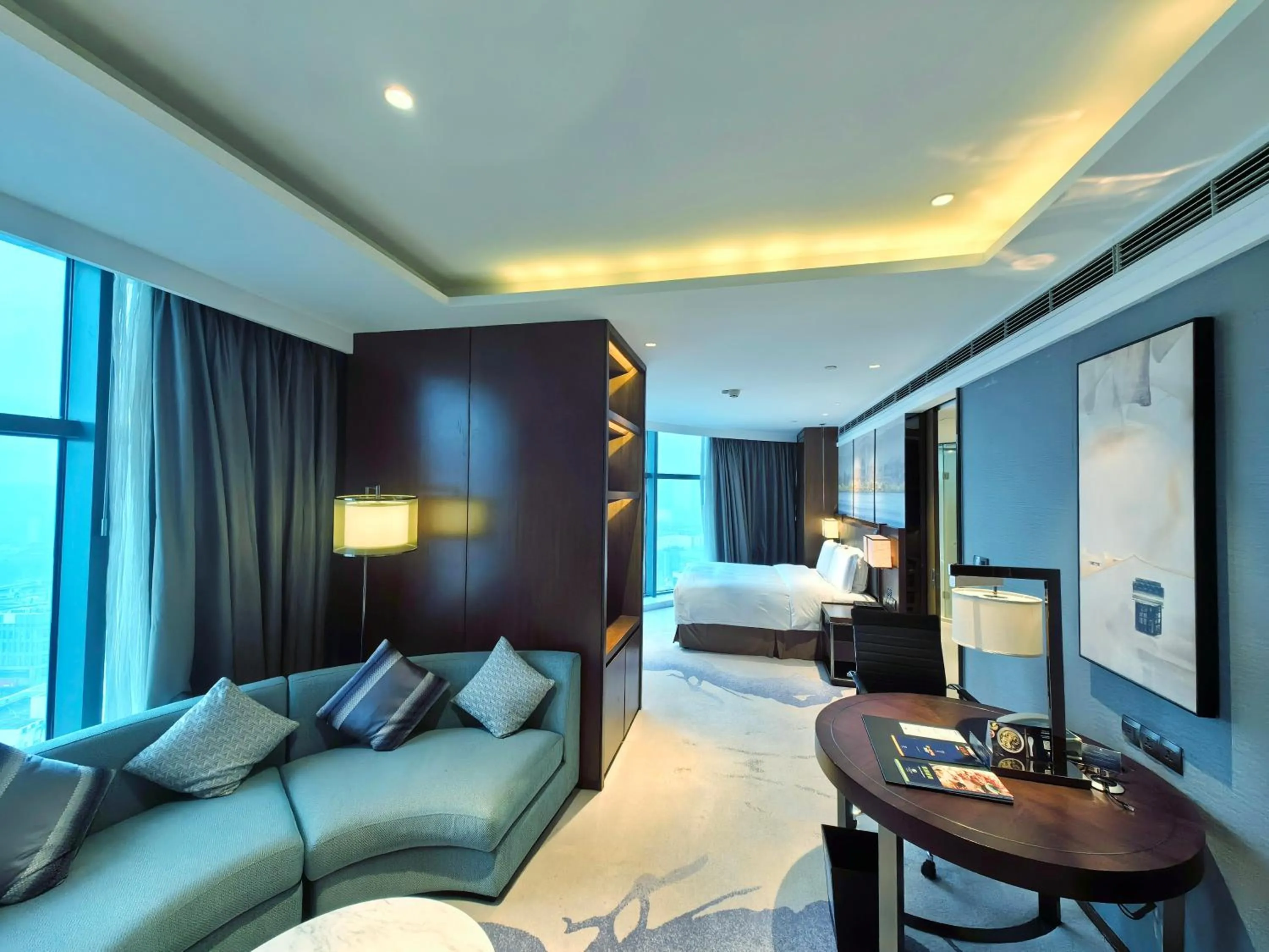 Living room, Bed in DoubleTree By Hilton Ningbo Beilun