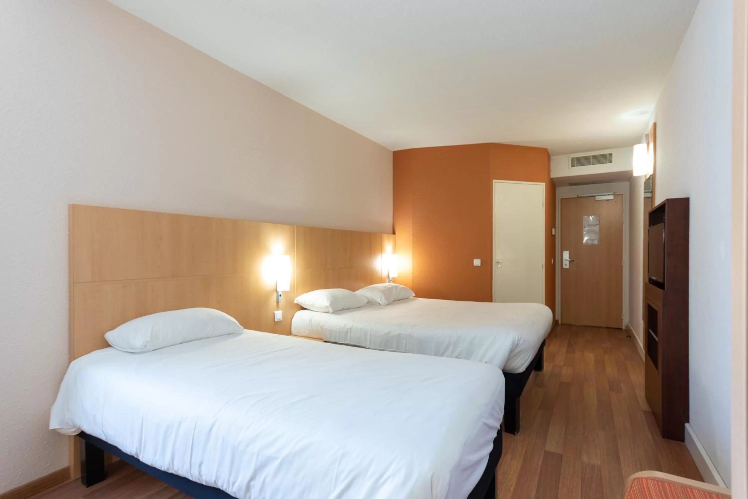 Bed in ibis Rochefort