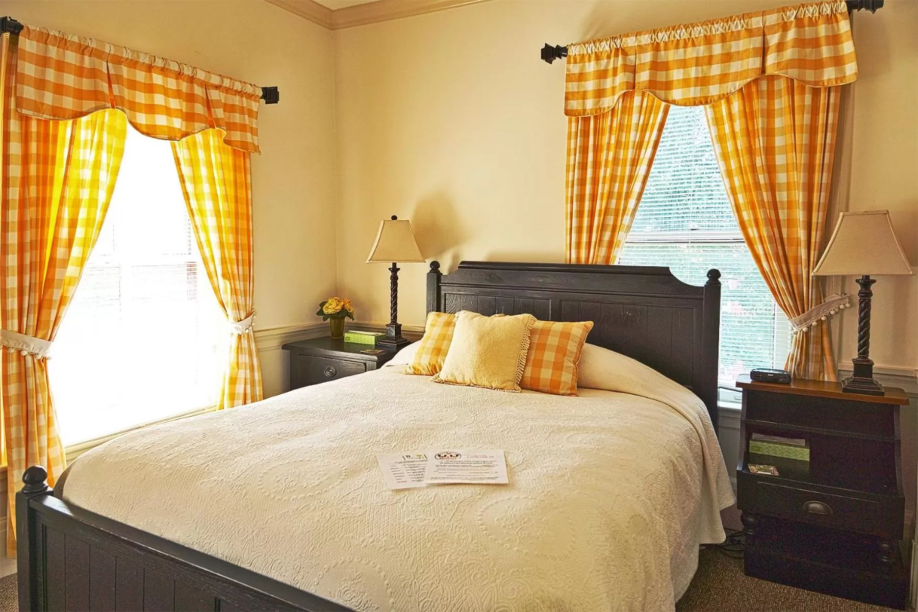 Queen Room in Strasburg Village Inn