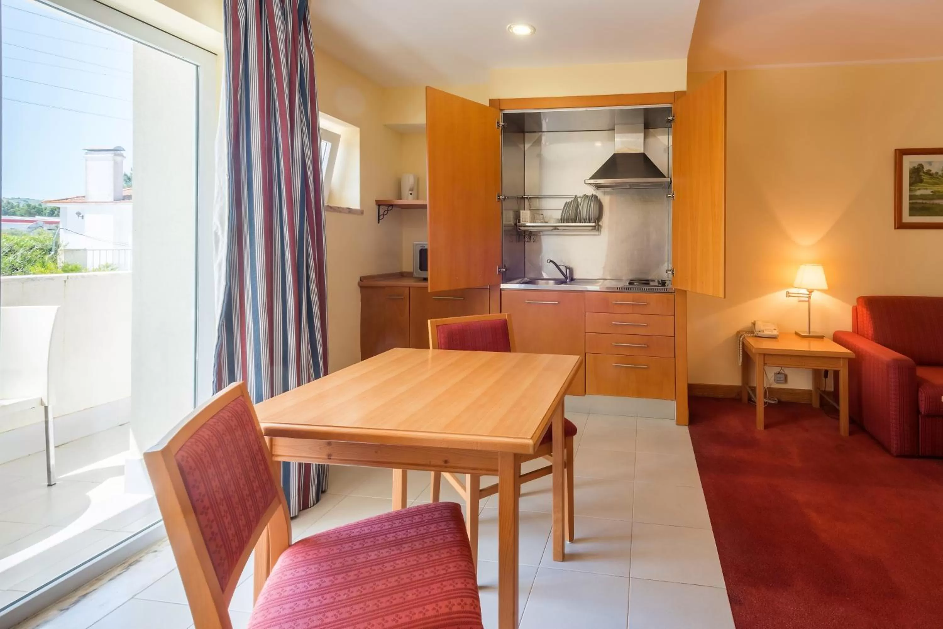 Kitchen or kitchenette in Amazonia Palmela Apartamentos Turisticos