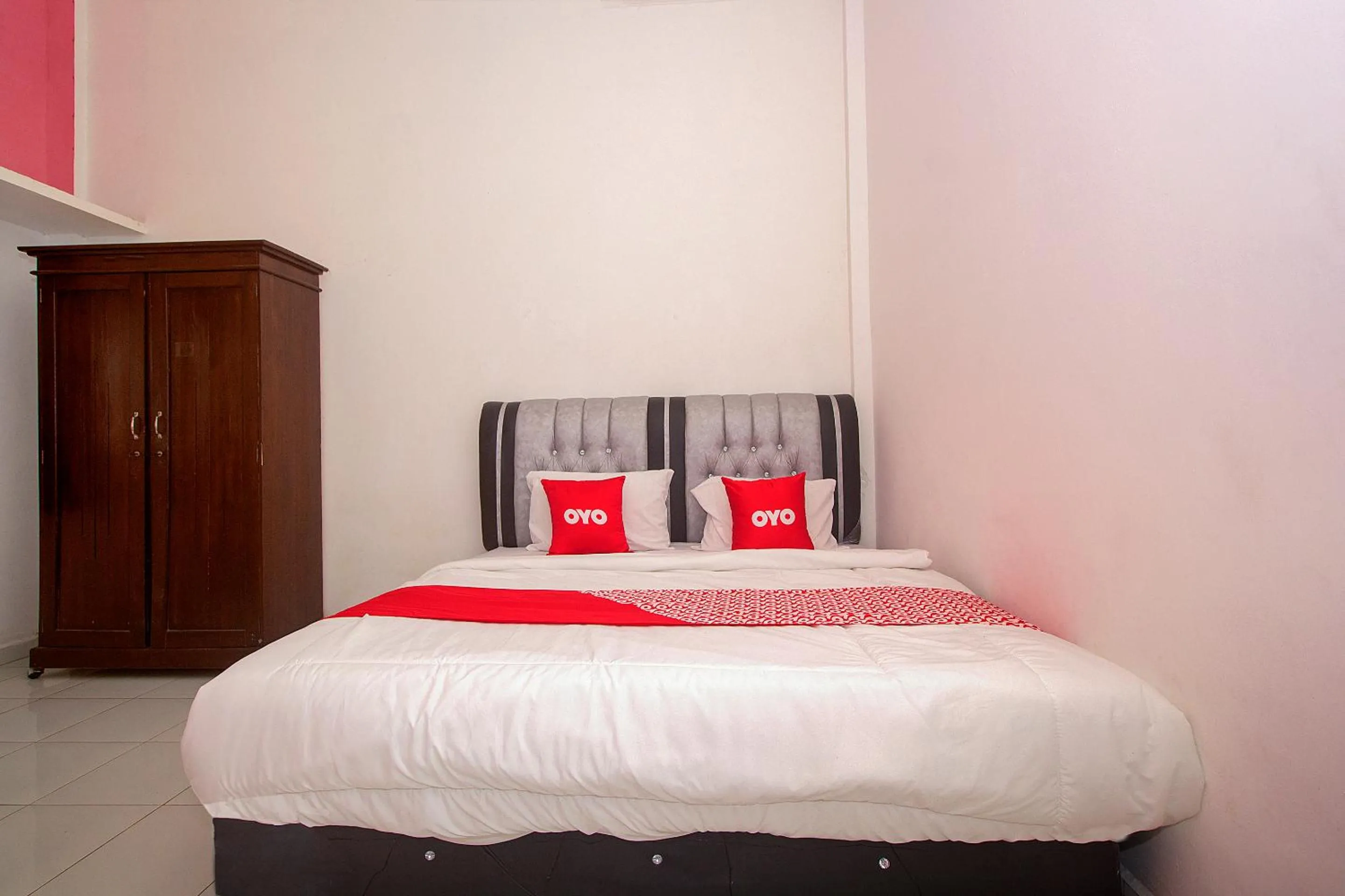 Bedroom, Bed in Hotel O Jasmine Kost Syariah