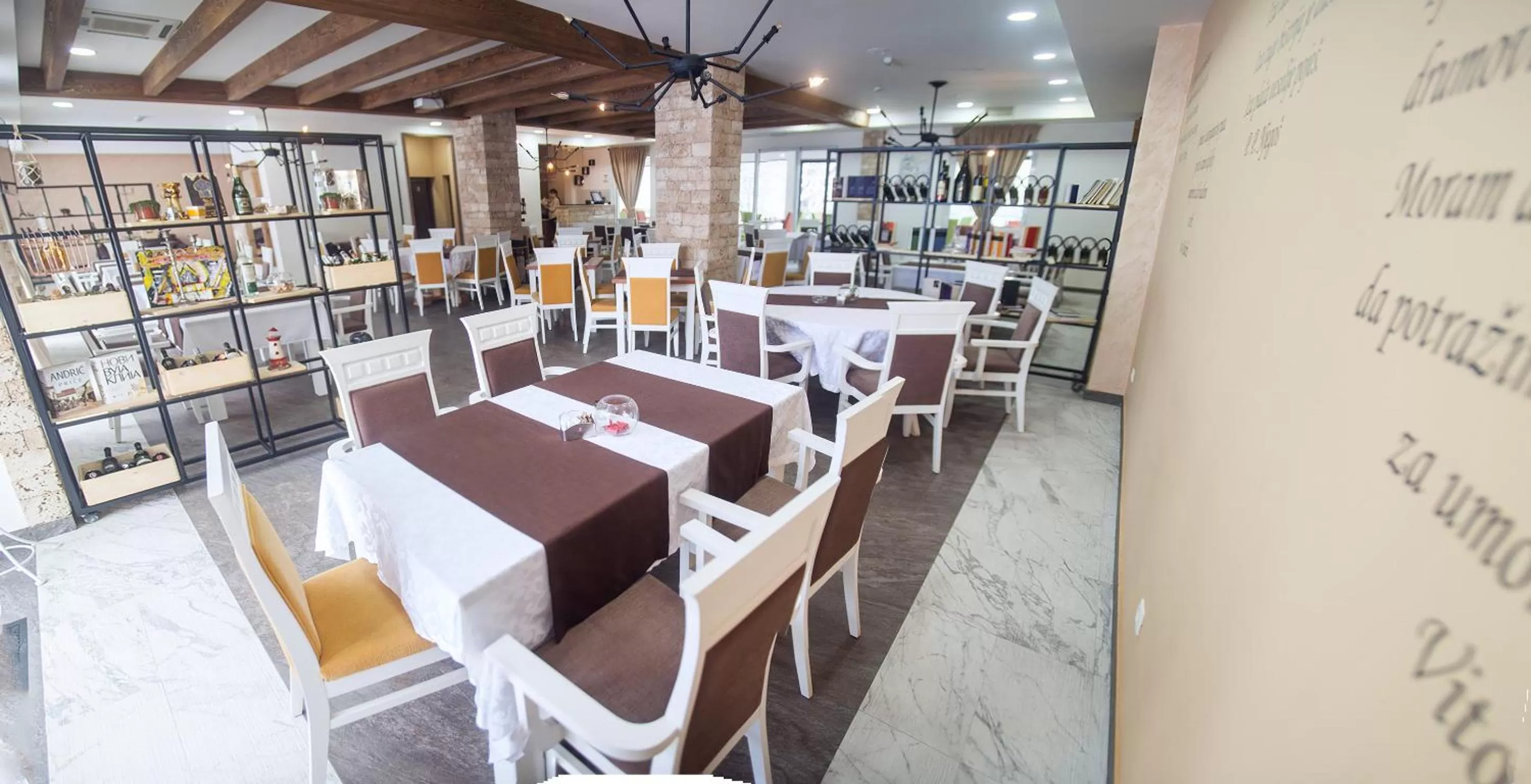 Restaurant/places to eat in Hotel Serdar
