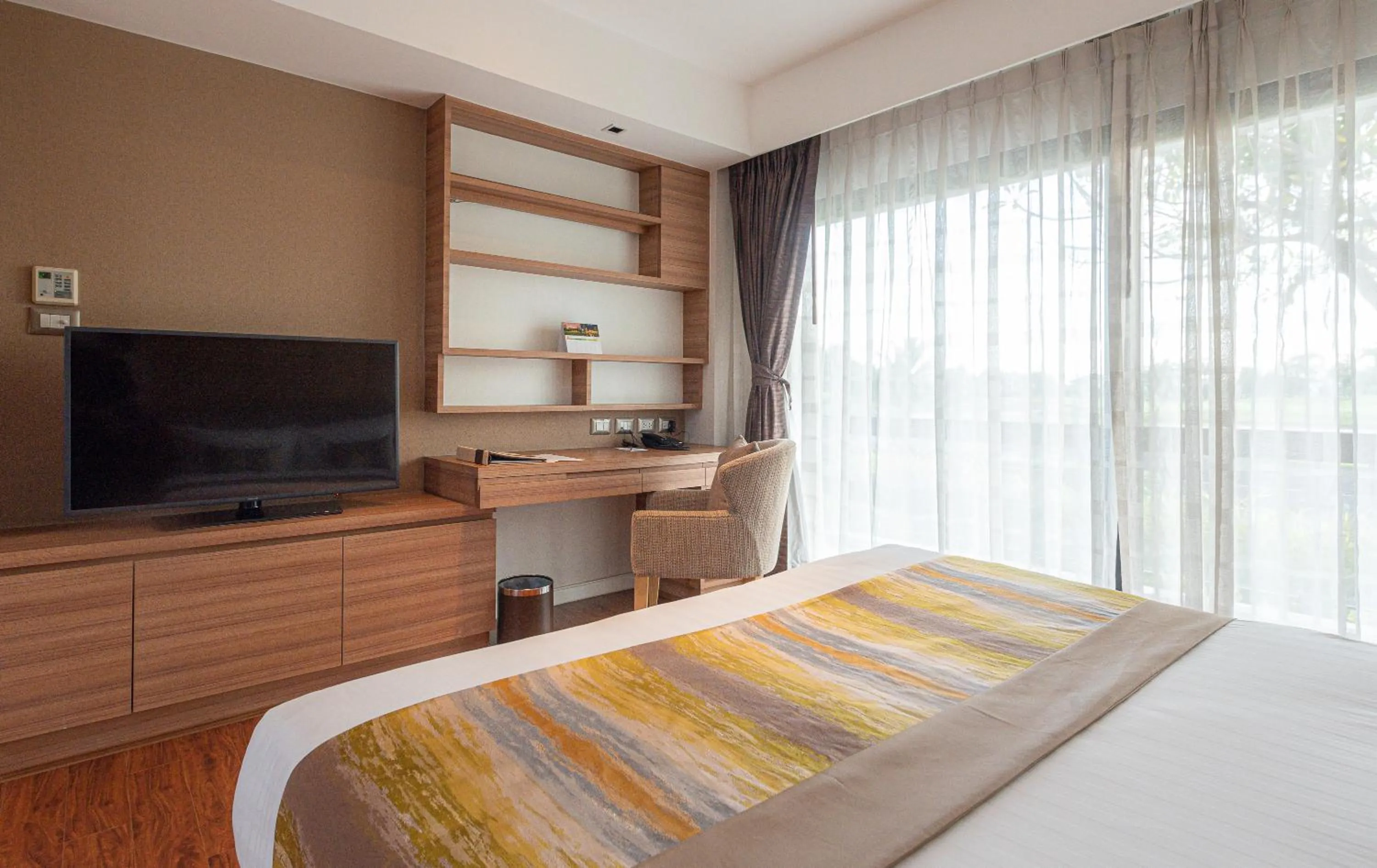 Bed in Summit Windmill Golf Suite Hotel at Suvarnabhumi