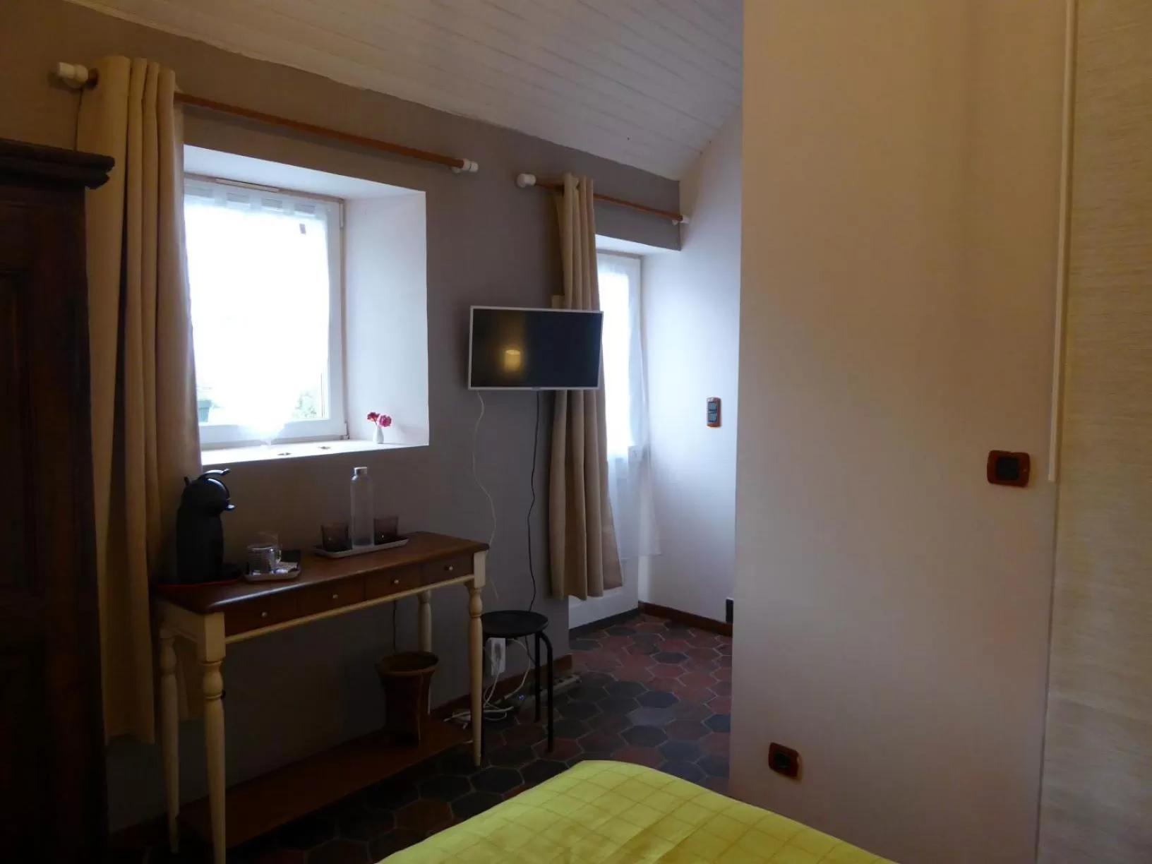 Coffee/tea facilities, Bed in lesroses1680