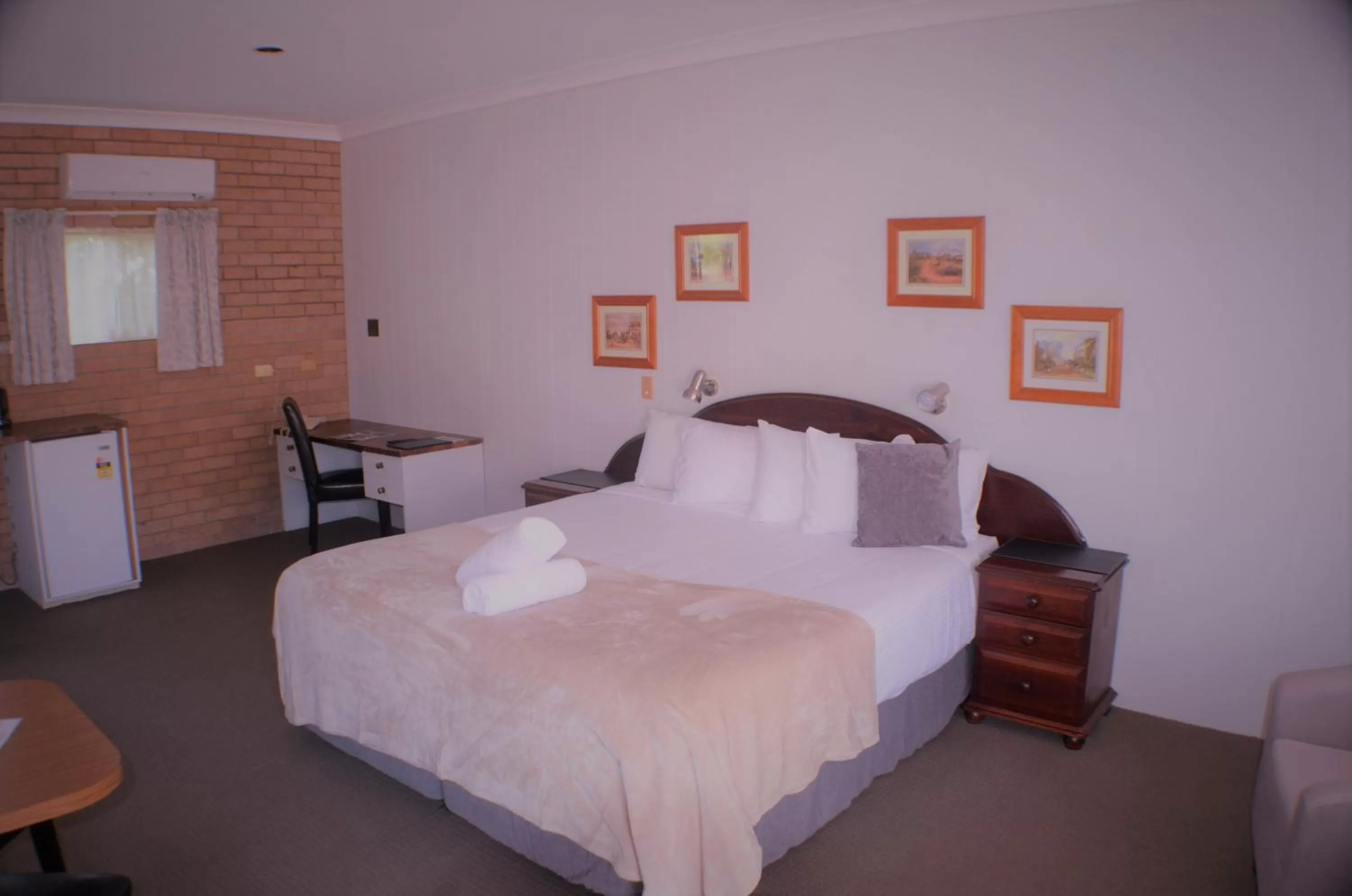 Bedroom, Bed in Deer Park Motor Inn Armidale
