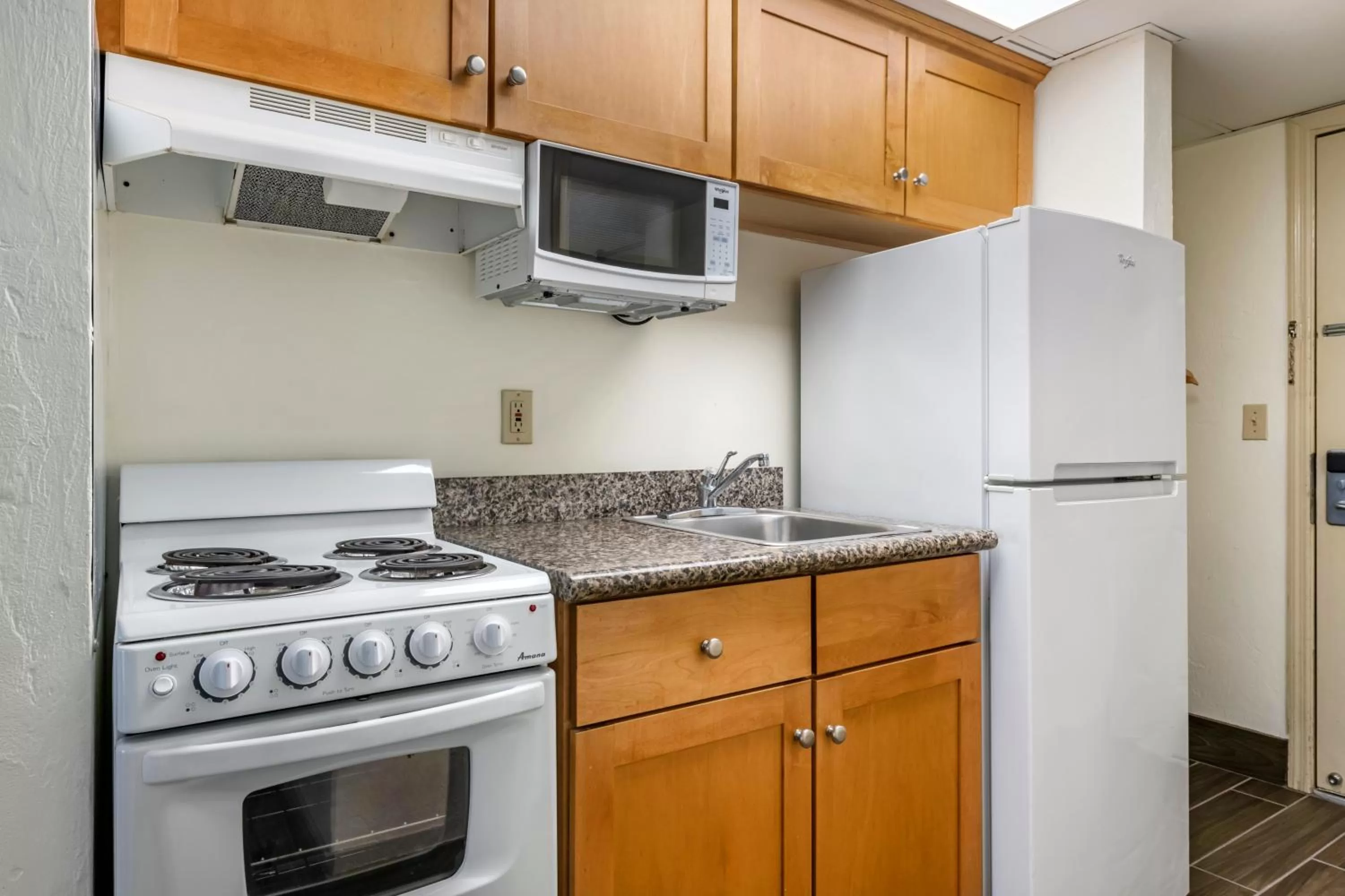 Kitchen or kitchenette in Tropical Winds Resort Hotel