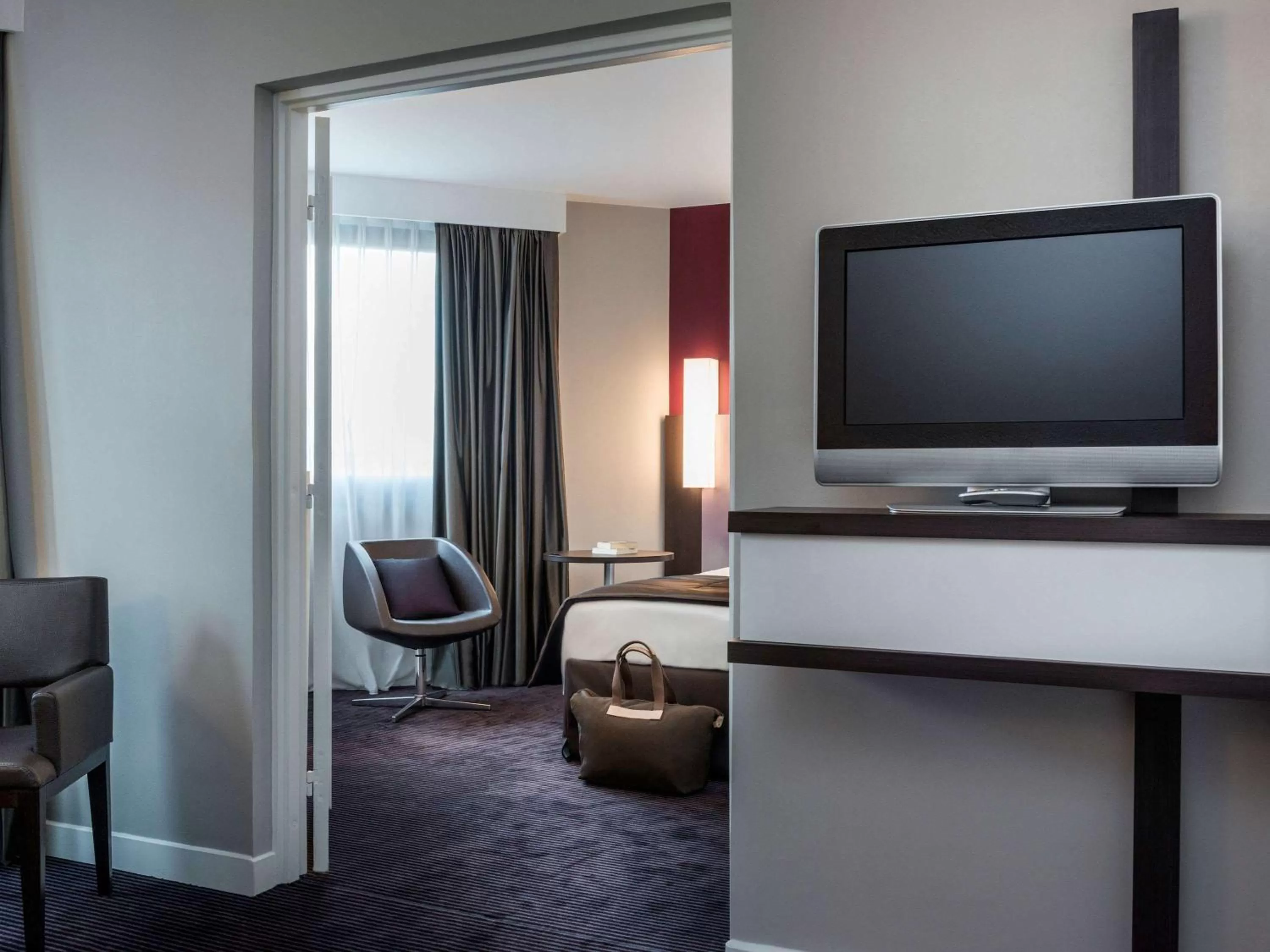 Photo of the whole room, TV/Entertainment Center in Mercure Reims Centre Cathédrale