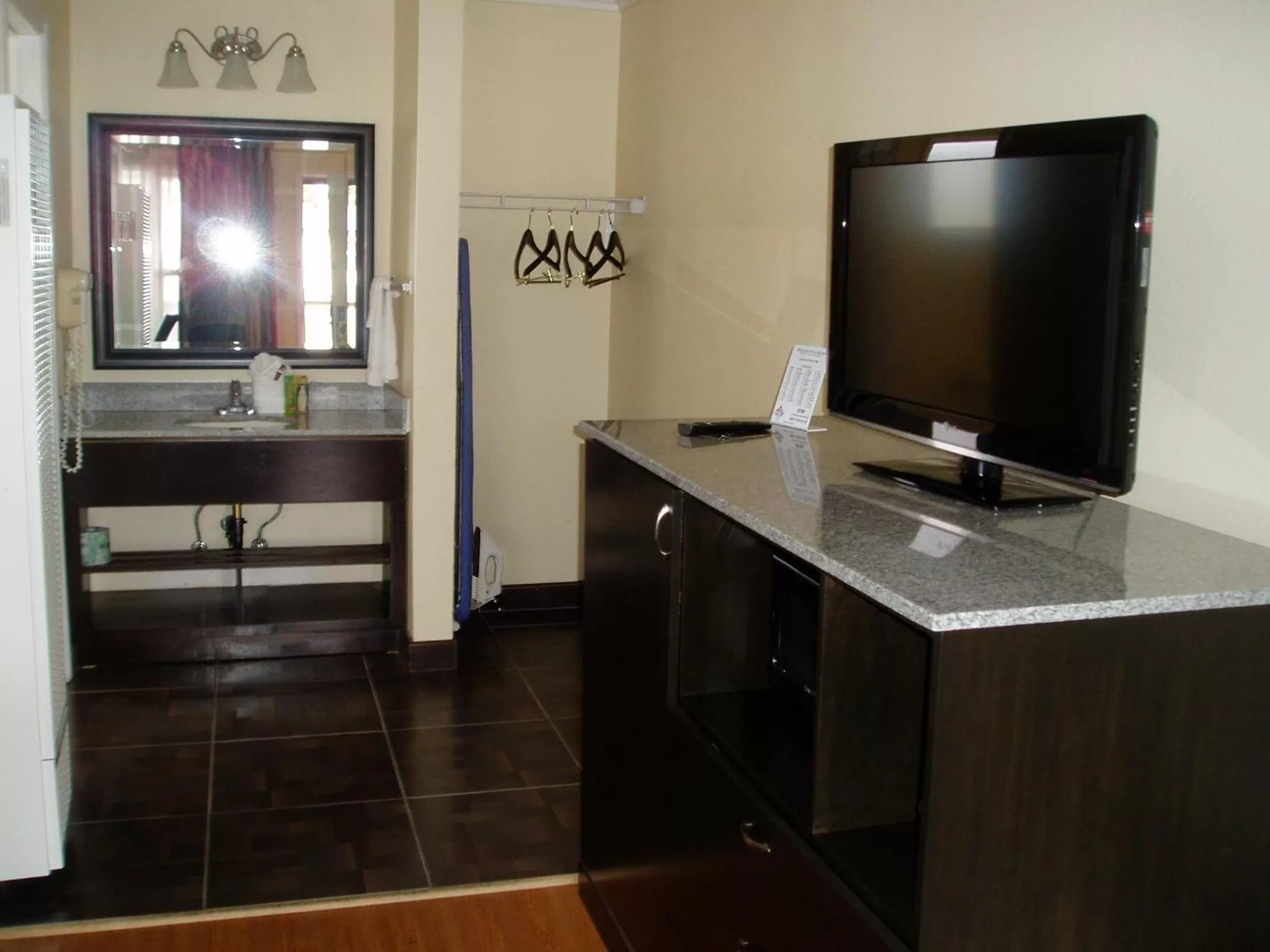 TV and multimedia in Rockview Inn and Suites