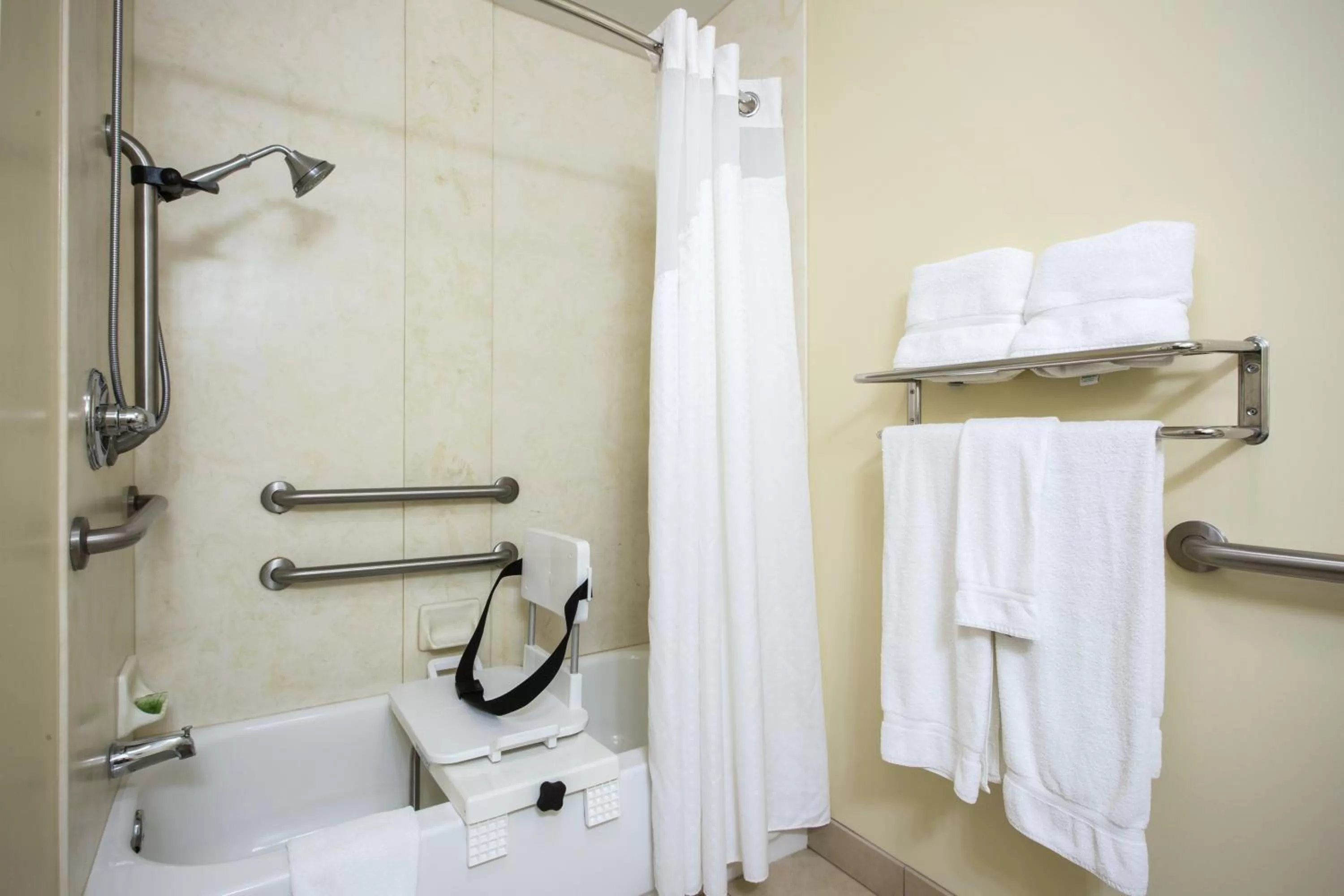 Photo of the whole room in Holiday Inn Express & Suites Vandalia by IHG