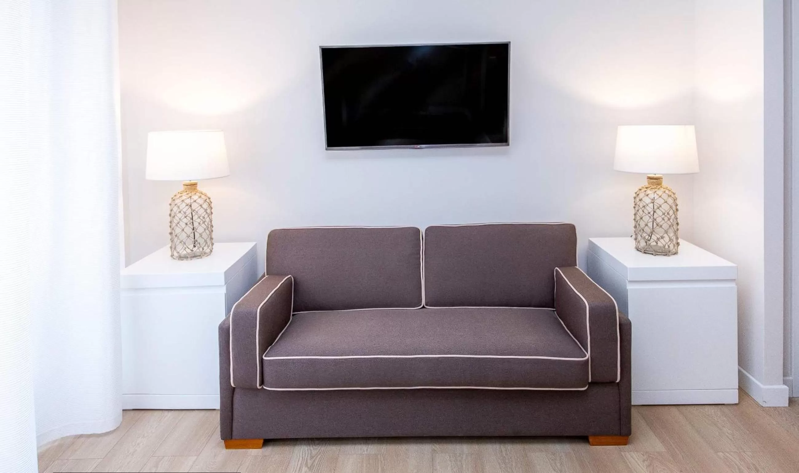 Living room in Suite 136