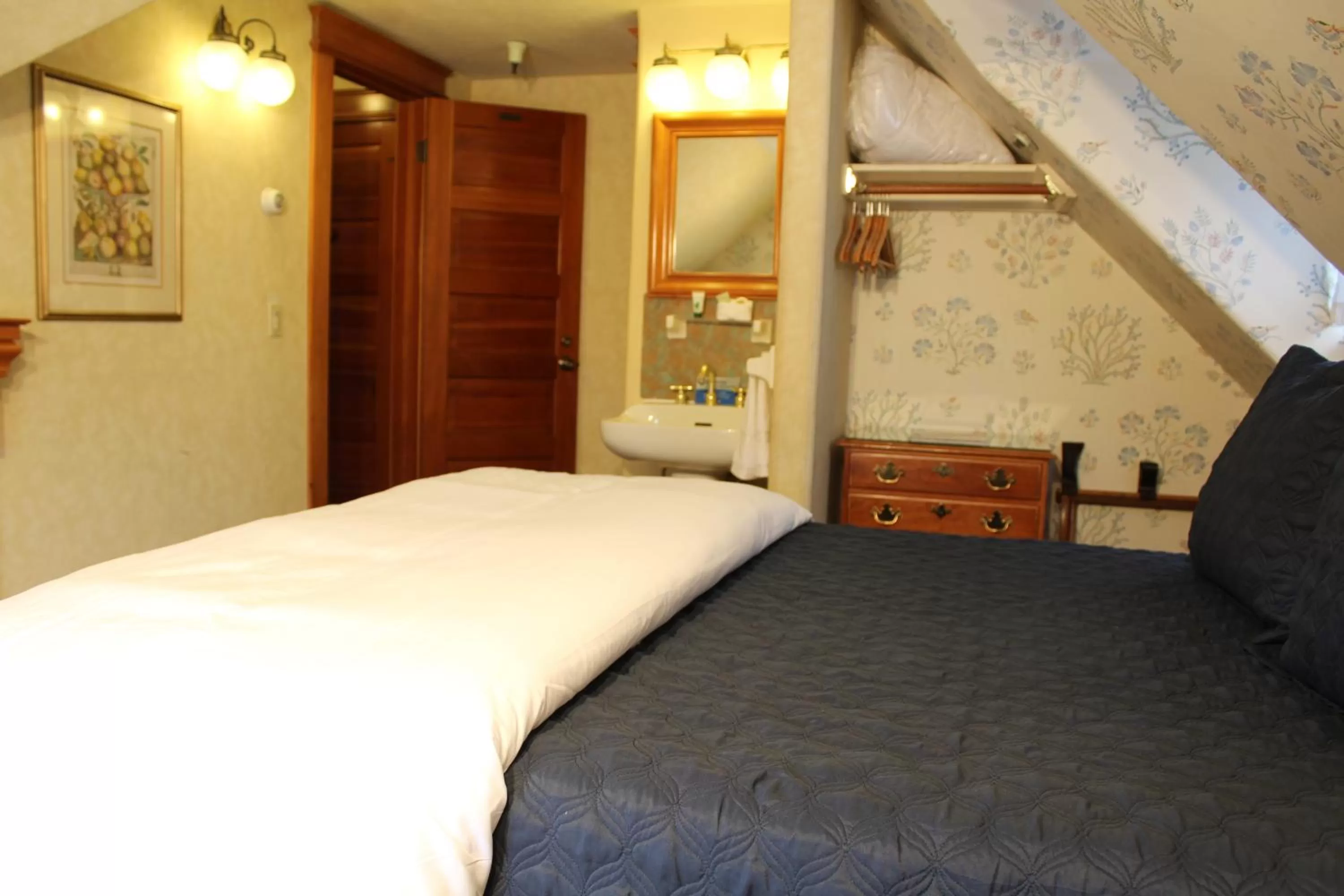 Bed in Pacific Grove Inn