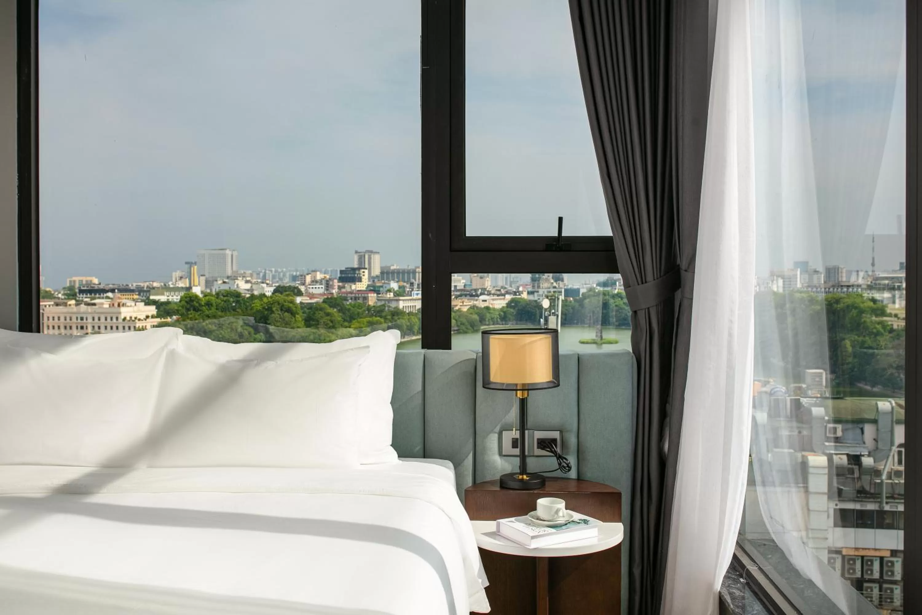 Bed in MAY DE VILLE Lakeside Hotel