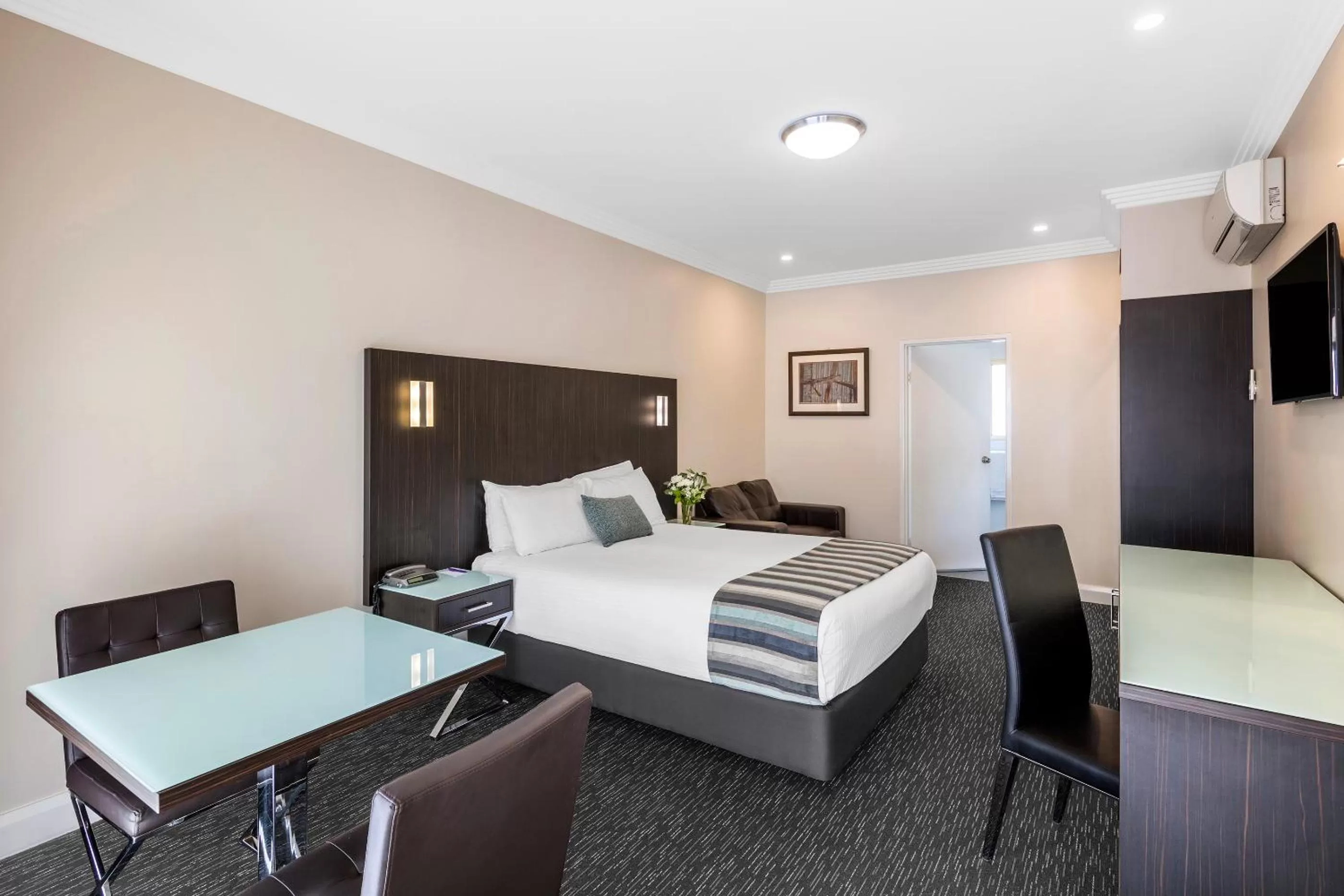 Bedroom, Bed in Mercure Goulburn
