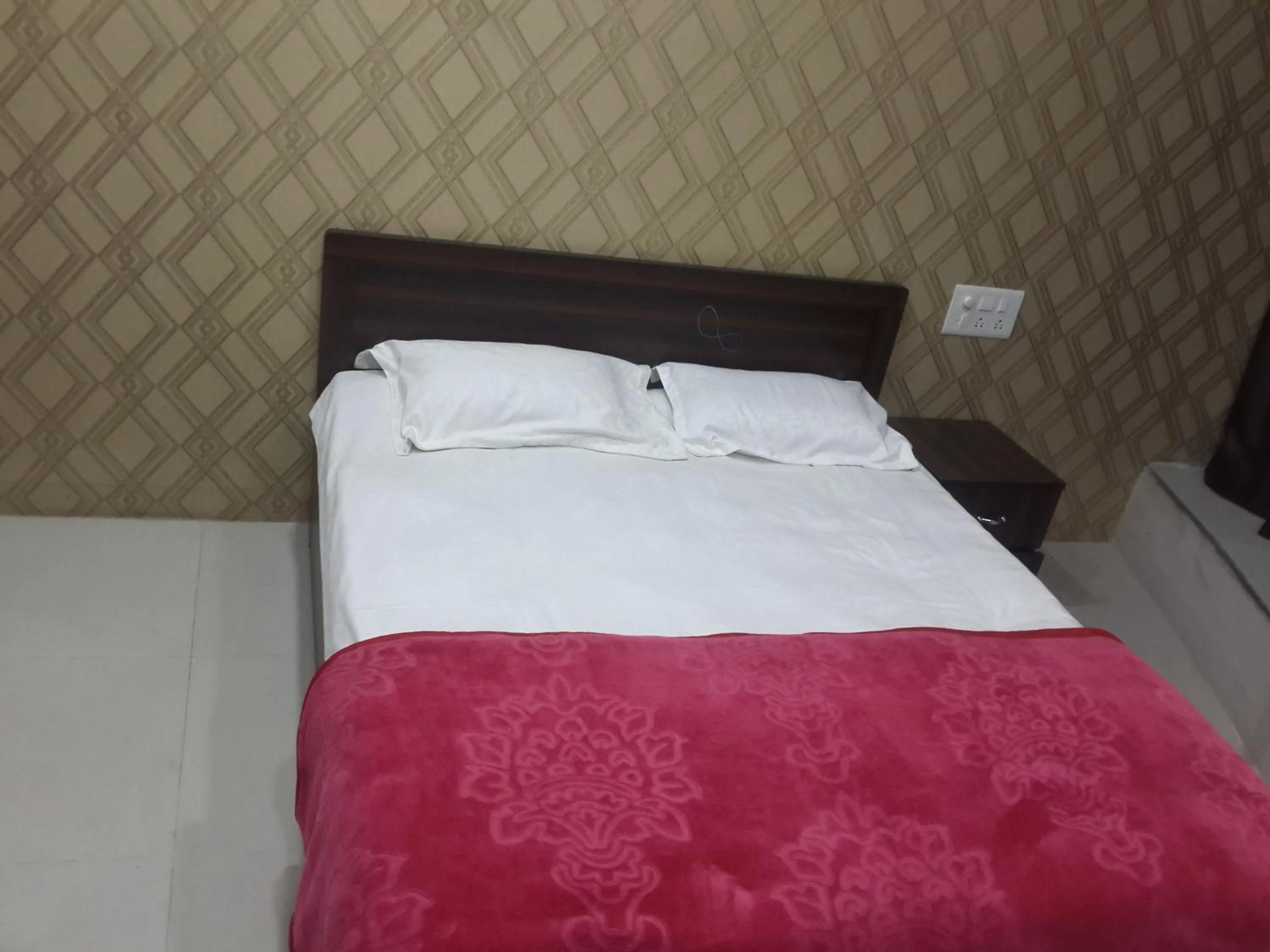 Bedroom, Bed in Hotel Holiday Era Opposite Railway Station