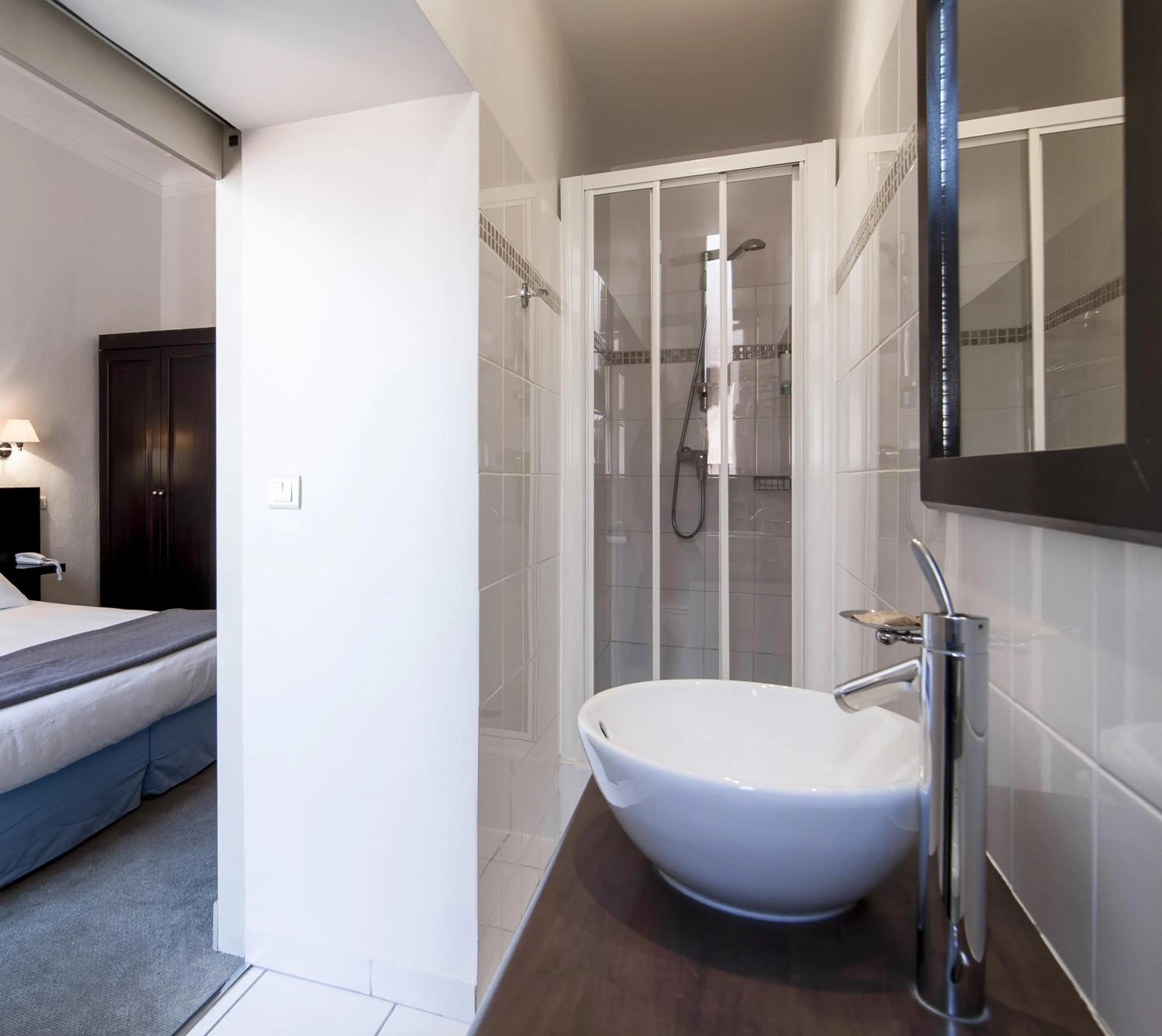 Bathroom, Bed in Hôtel La Villa Tosca