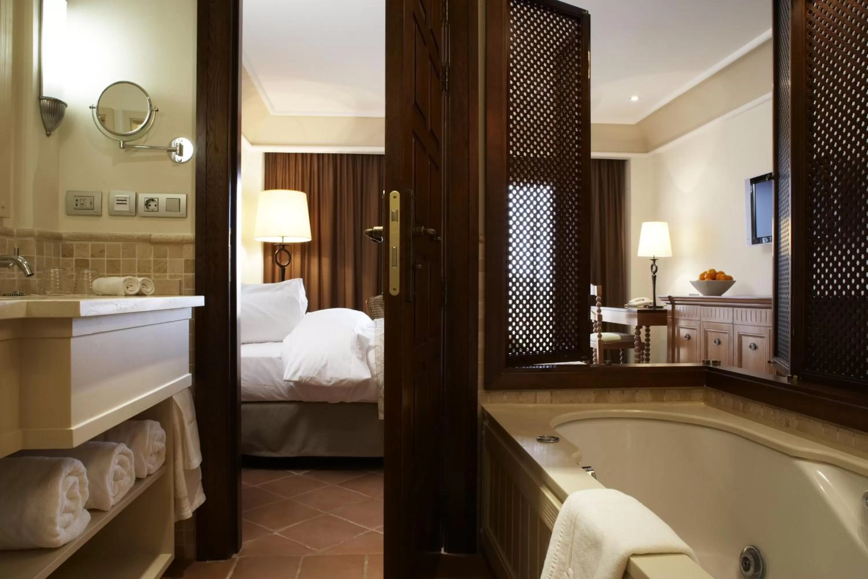 Bathroom, Bed in Ona Mar Menor Golf & Spa
