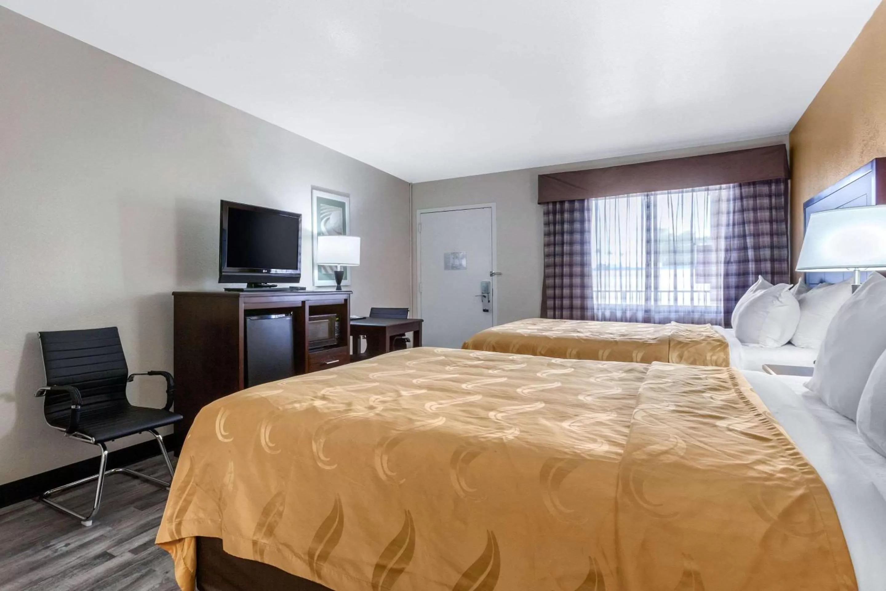 Photo of the whole room, Bed in Quality Inn & Suites near Downtown Mesa