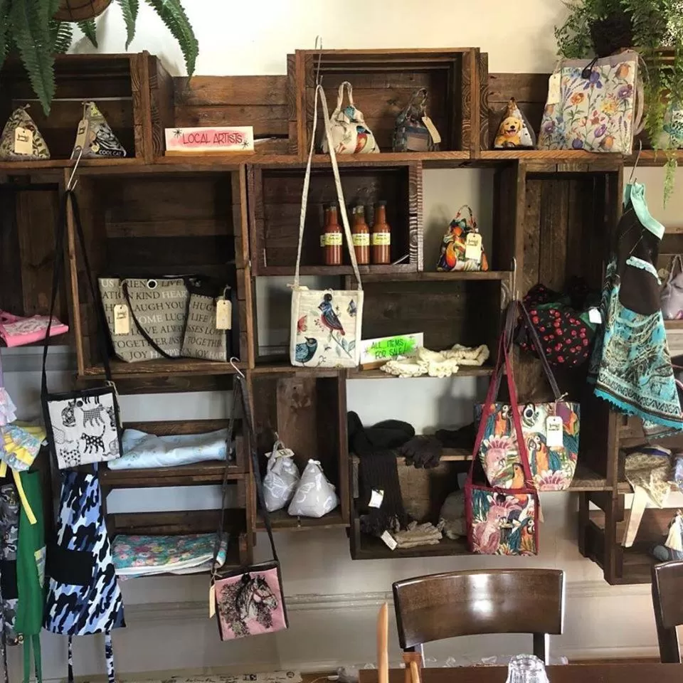 On-site shops in Ten Dollar Town Motel