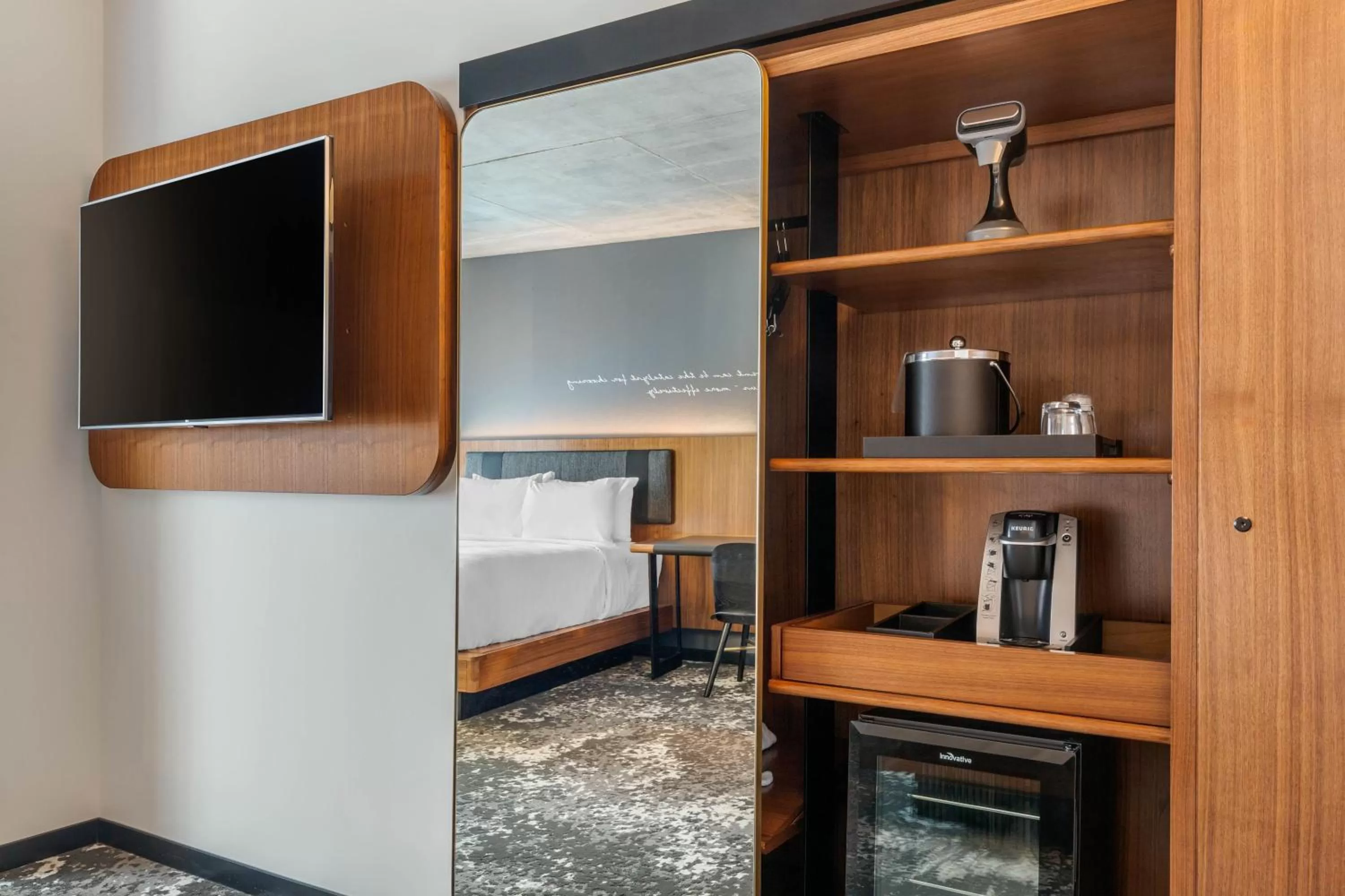 TV and multimedia, Bed in Cambria Hotel Boston Downtown - Seaport