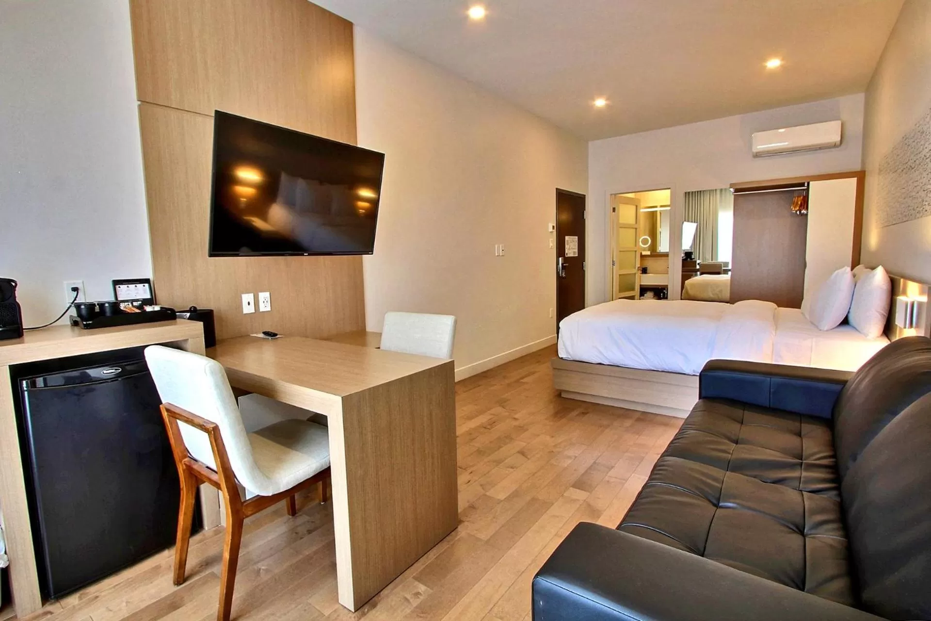 Photo of the whole room, Bed in Hôtel Le Navigateur