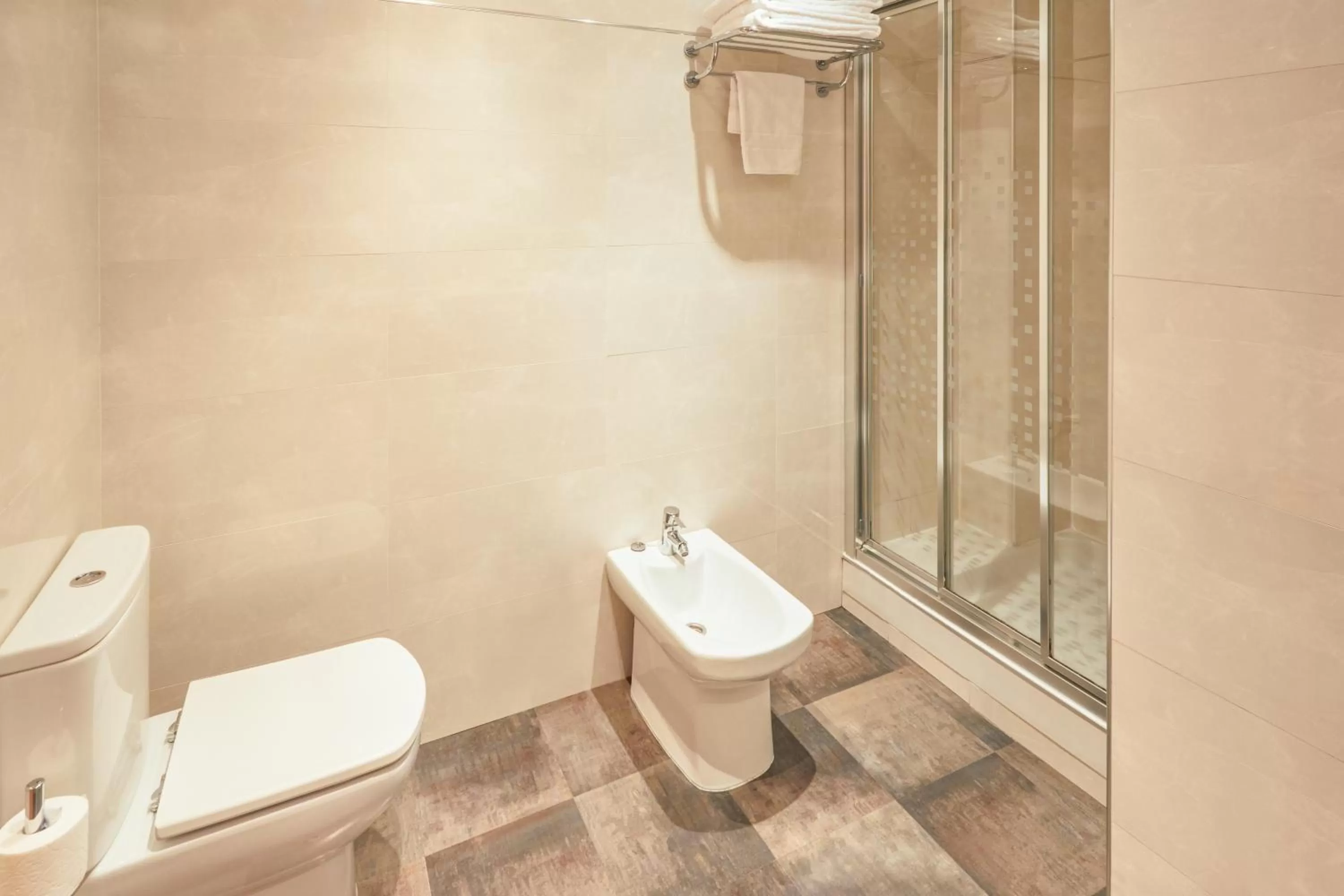 Shower in Hotel Casón del Tormes by HappyCulture