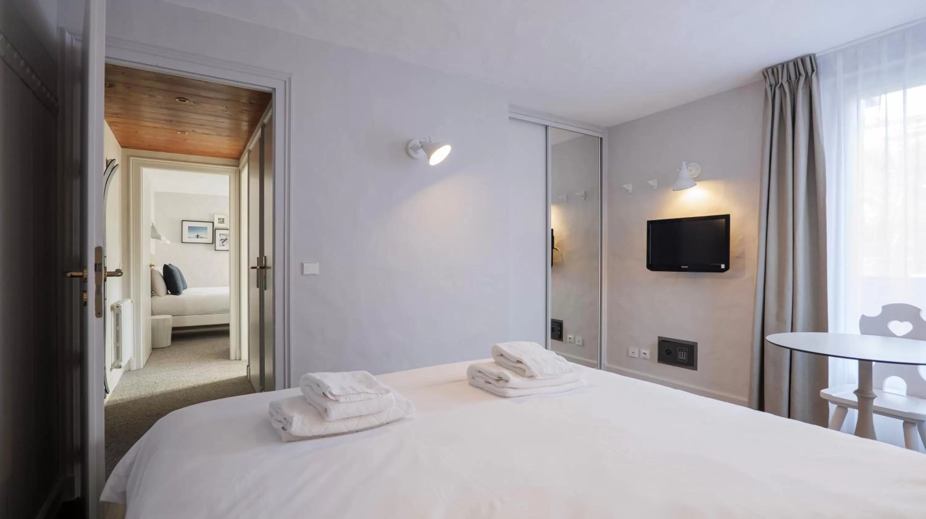 Photo of the whole room, Bed in Hôtel des 2 Gares