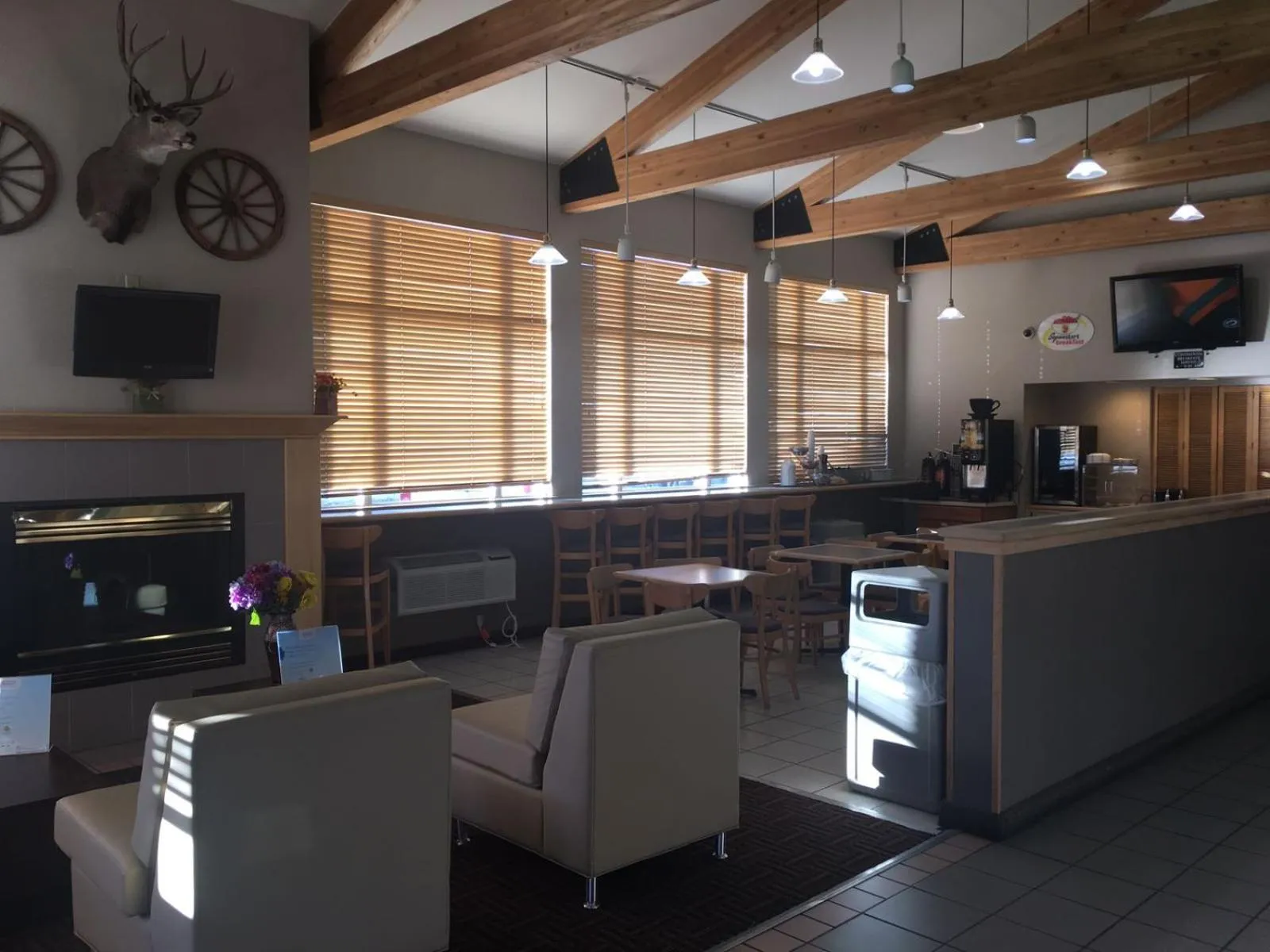 Communal lounge/ TV room in Super 8 by Wyndham Helena