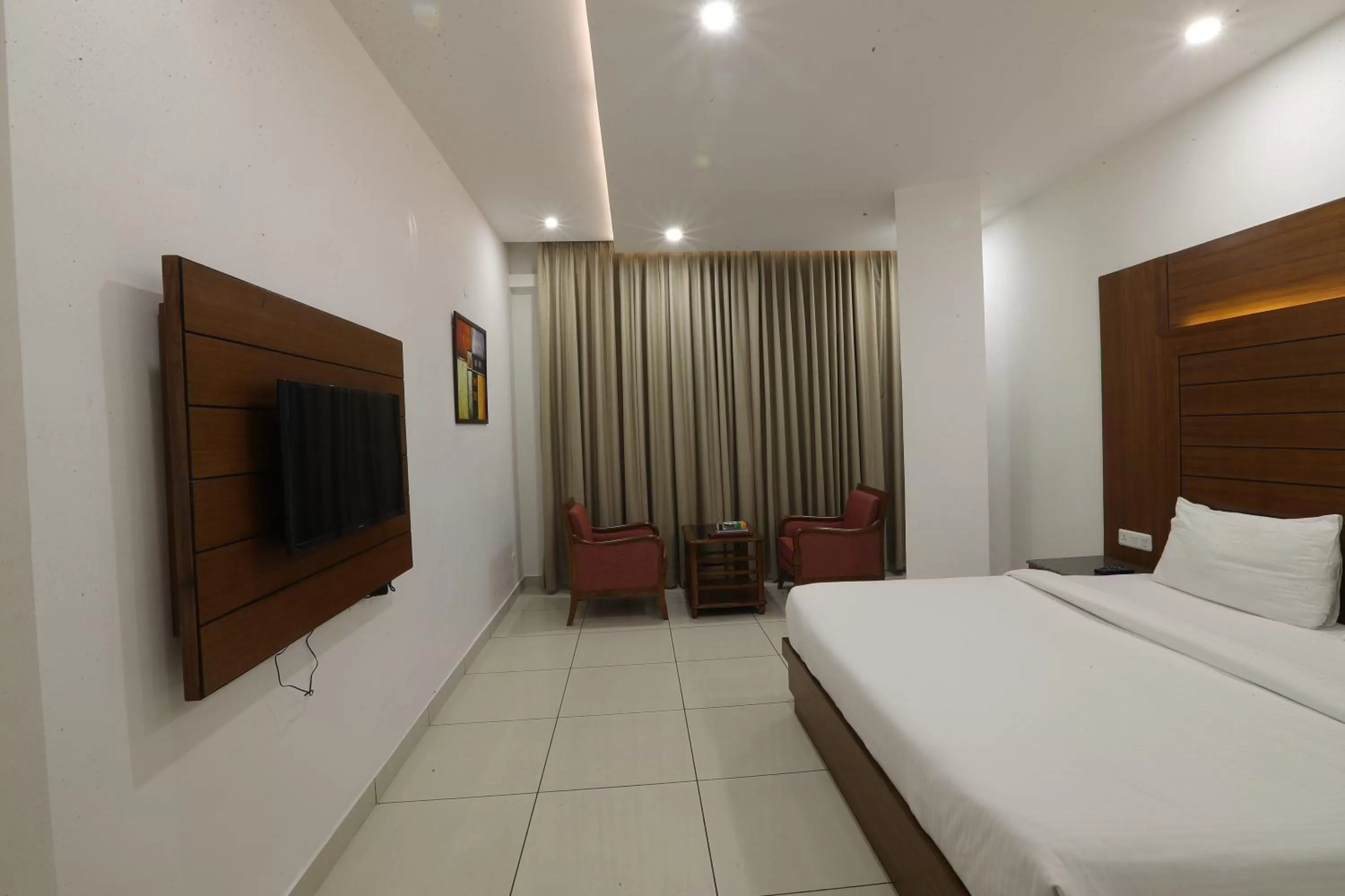 Bedroom, Bed in Grand Hotel Nawanshahr