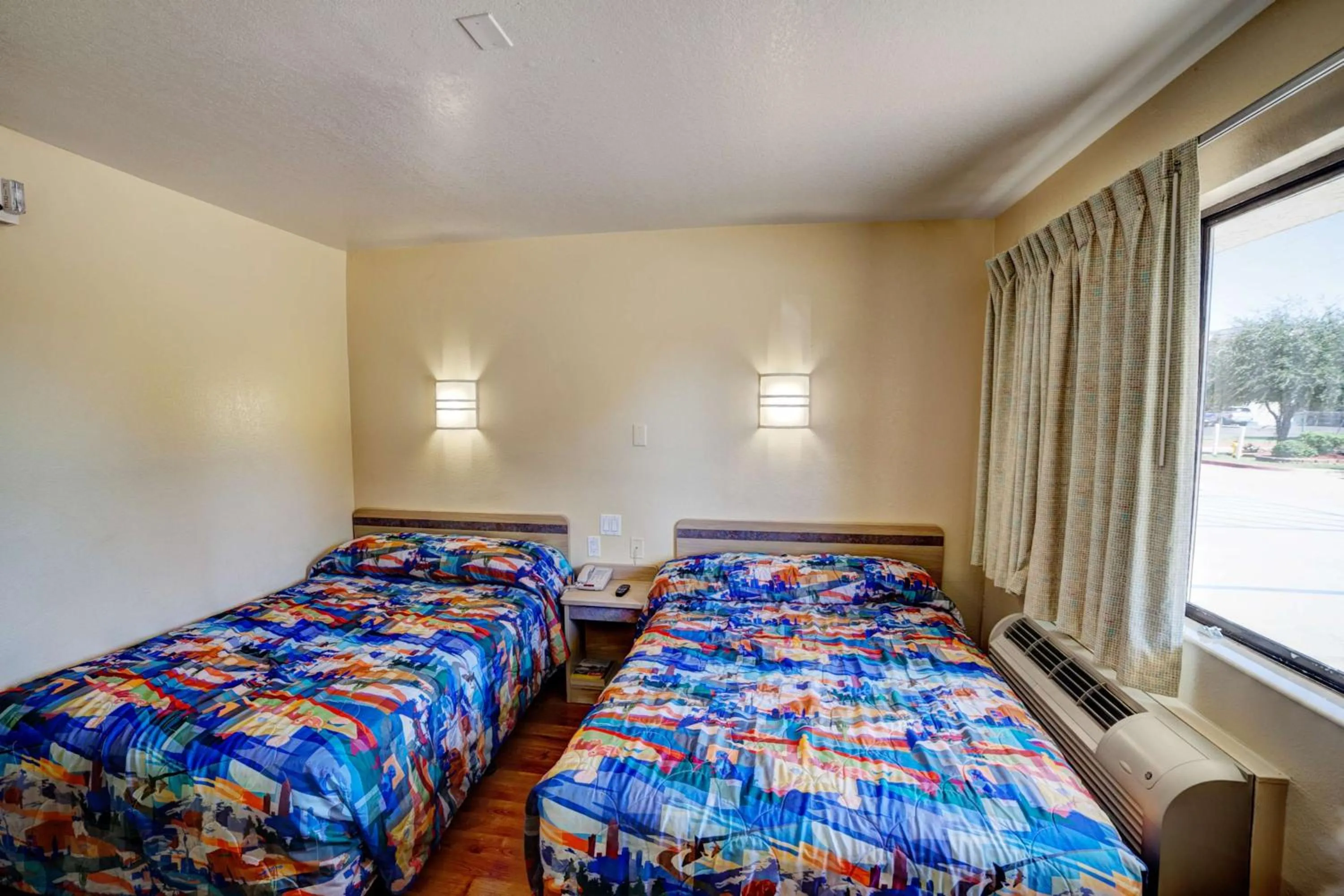 Photo of the whole room, Bed in Super 7 Inn