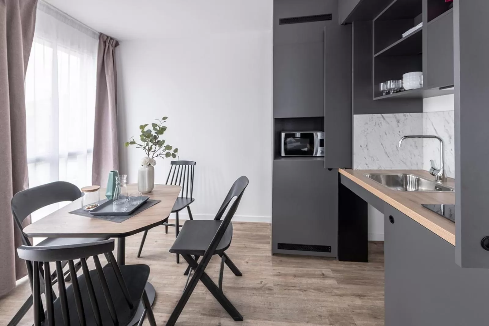 Kitchen or kitchenette in Appart'City Collection Saint Germain en Laye