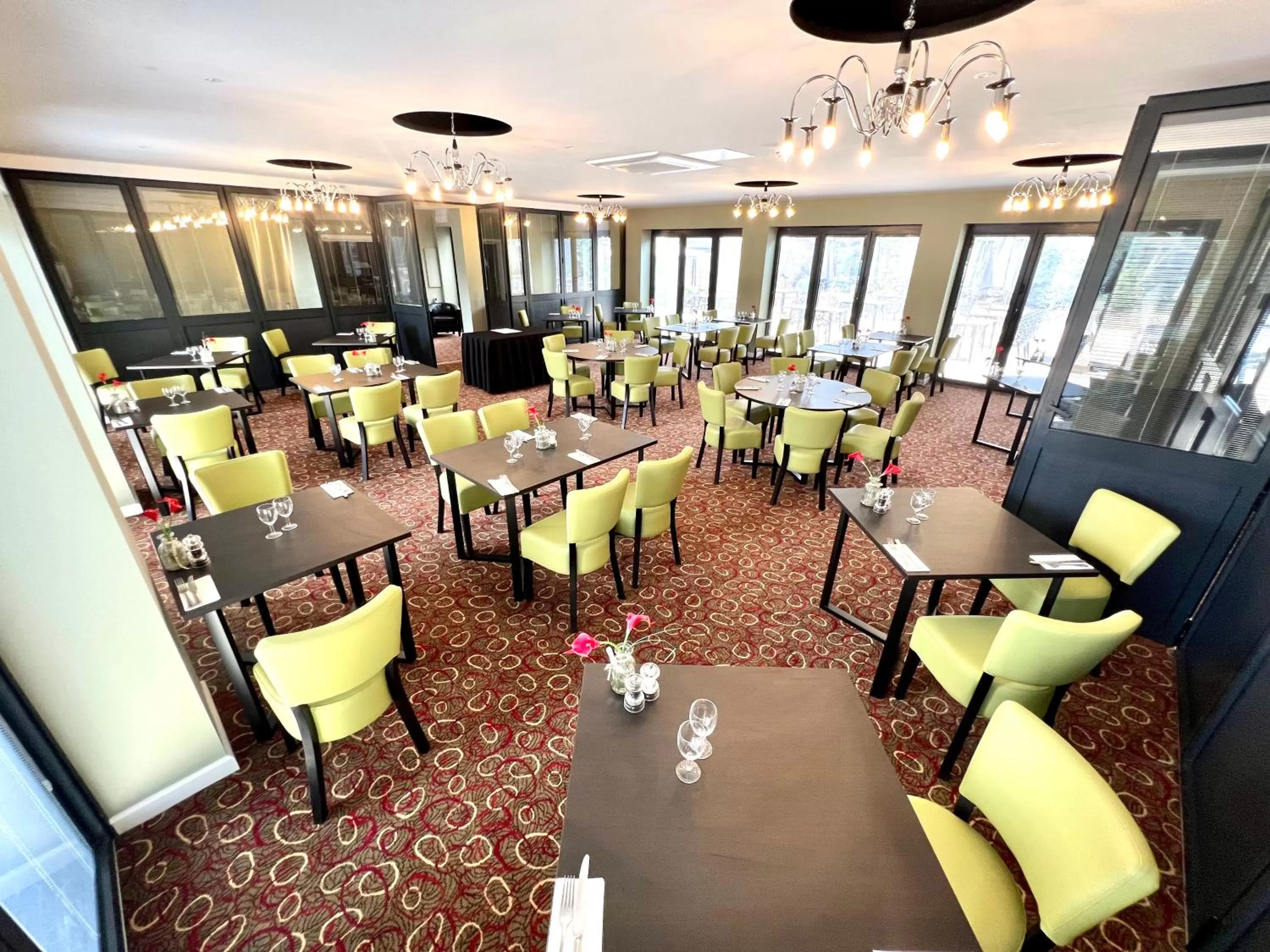 Restaurant/places to eat in South Lawn Hotel