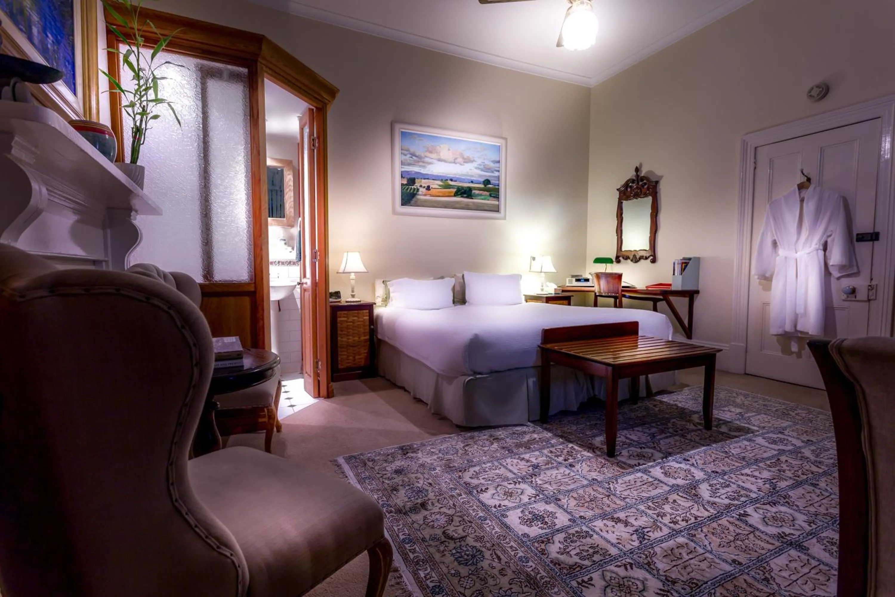 Photo of the whole room, Bed in Fothergills of Fremantle