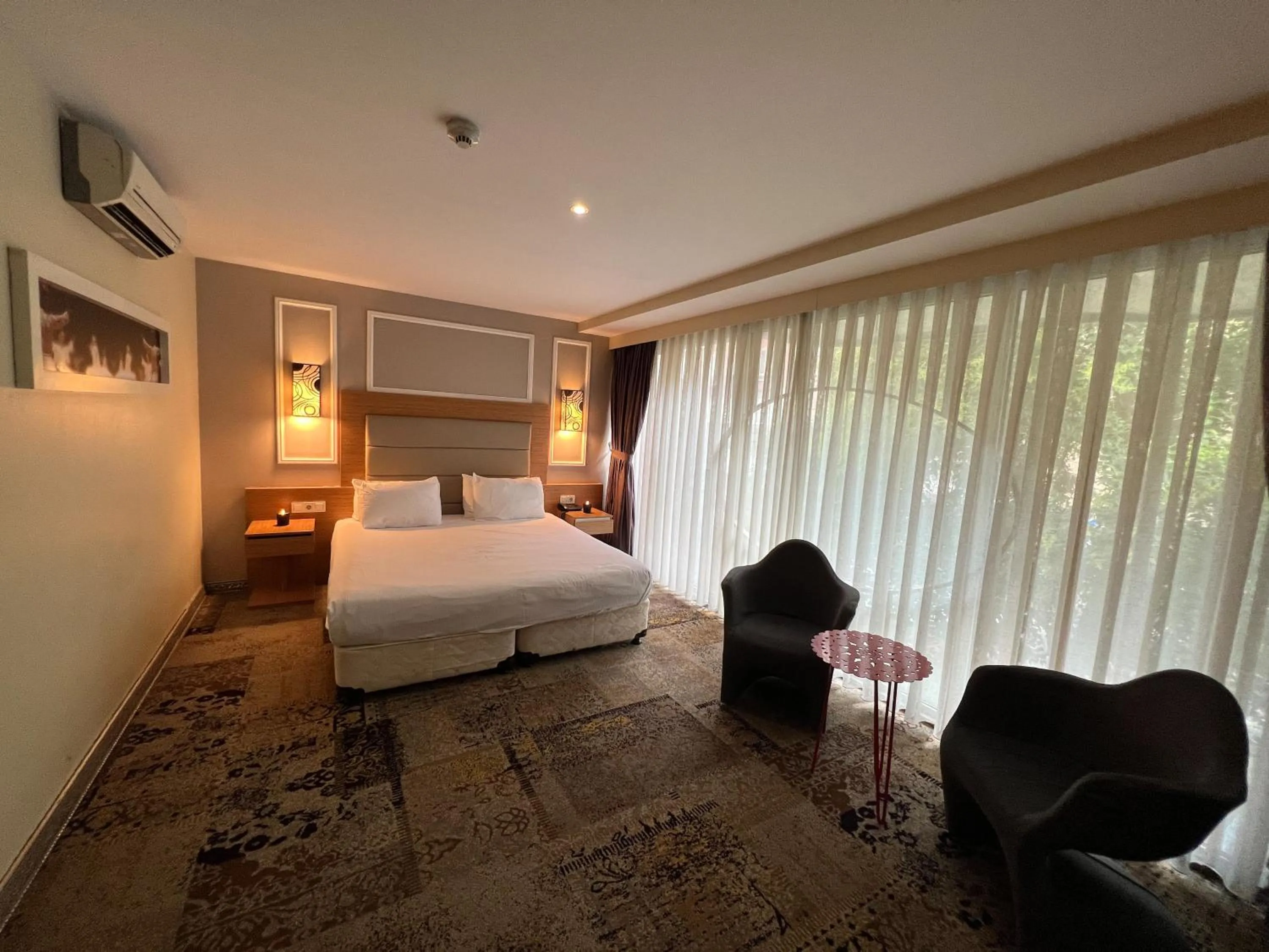 Bedroom, Bed in All Seasons Hotel