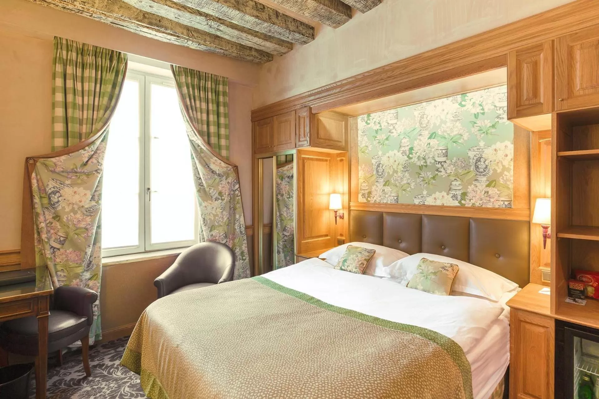 Bed in La Perle Saint Germain des Prés