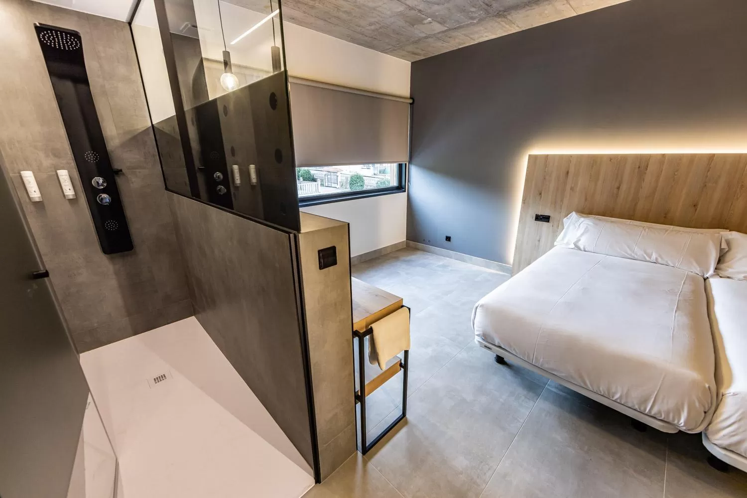 Shower, Bed in Hospedium Hotel Devalar Do Mar