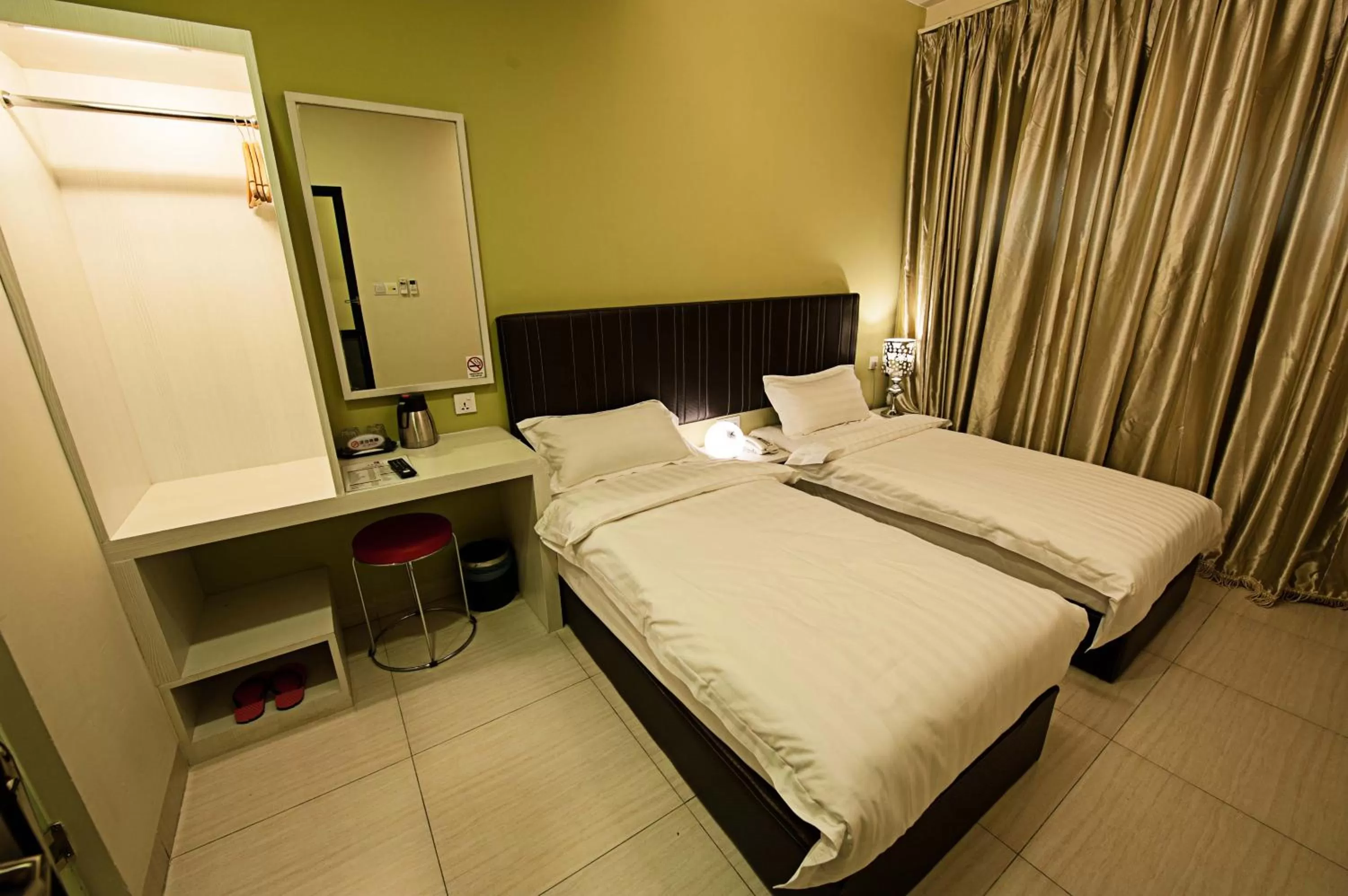 Property building, Bed in Seven Hotel