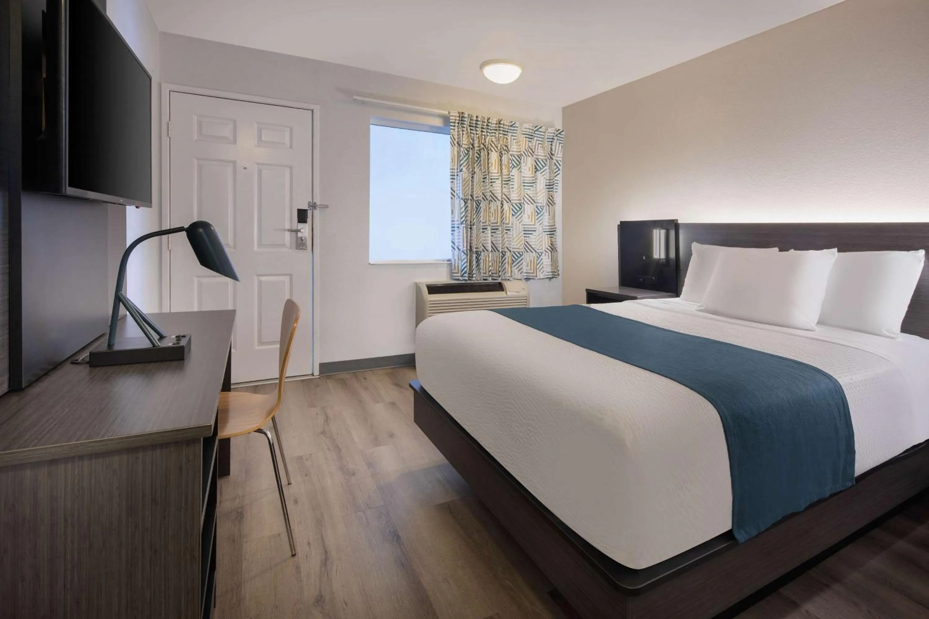 Photo of the whole room, Bed in Motel 6-Woodland, CA Sacramento Airport