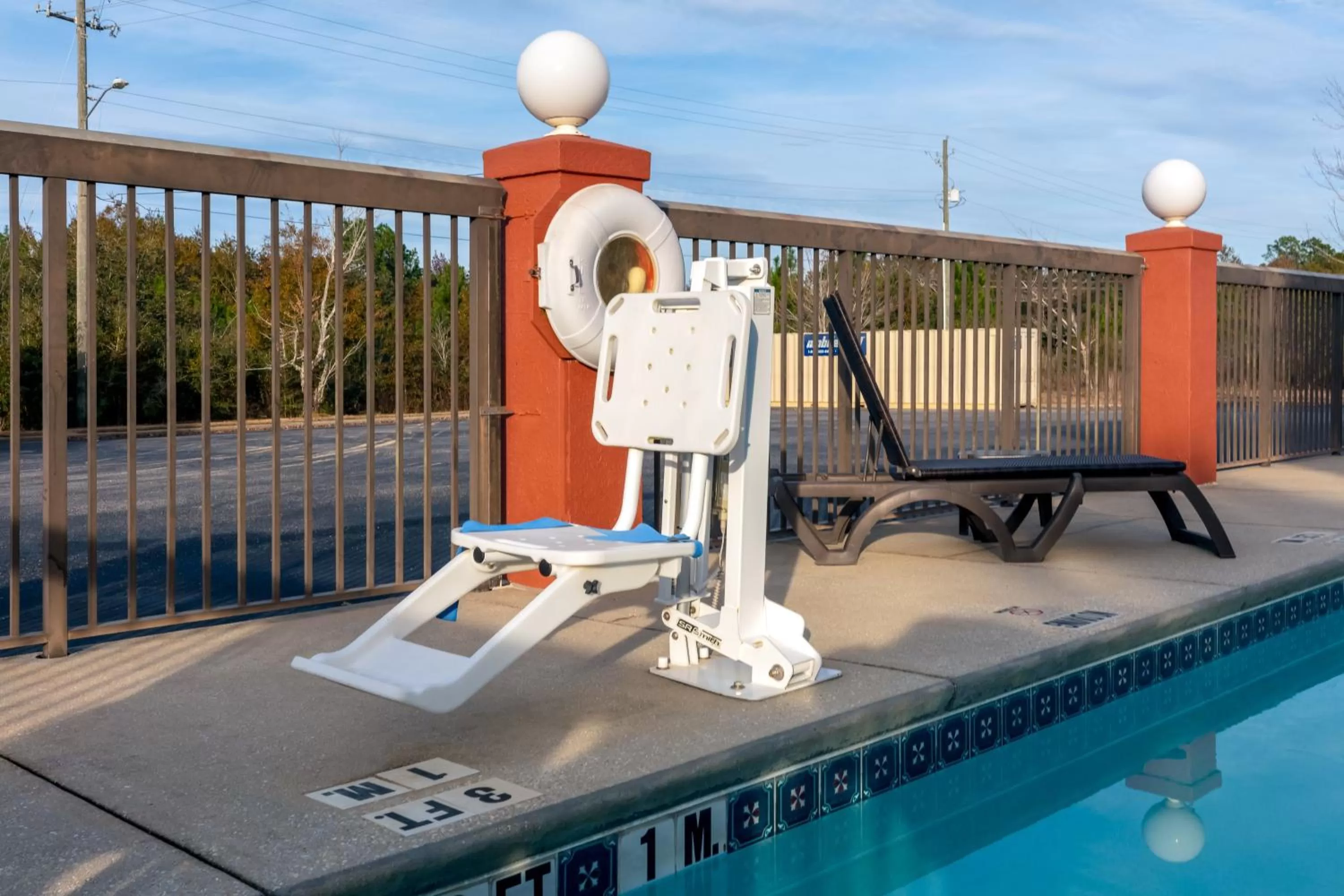 Swimming pool in Holiday Inn Express & Suites Milton East I-10 by IHG